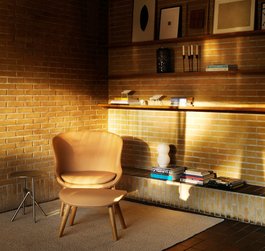 Hyg Low armchair with a black oak base