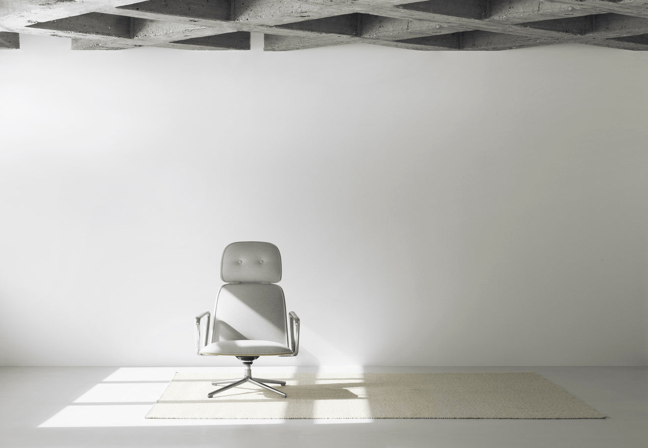 Pad hoher schwarzer Sessel mit einer Aluminiumbasis