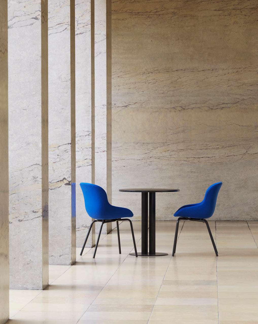 Gestoffeerde HYG stoel met witte basis