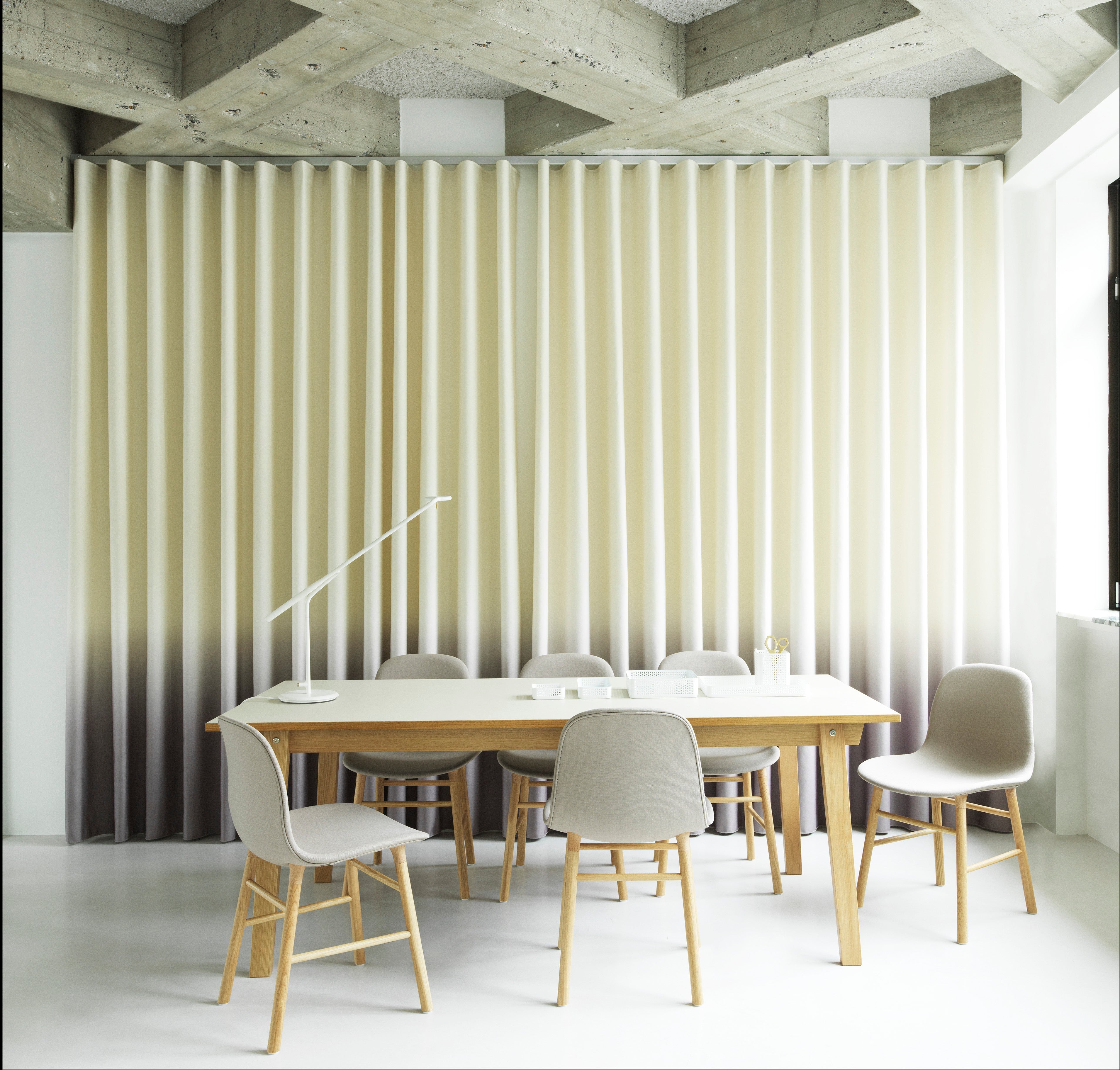 Krzesło tapicerowane FORM z orzechową podstawą – drewno orzechowe, Normann Copenhagen