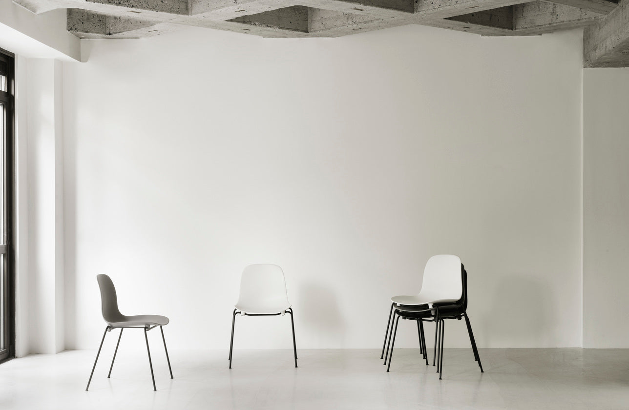 Krzesło FORM STACKING szary z czarną podstawą do jadalni – Normann Copenhagen