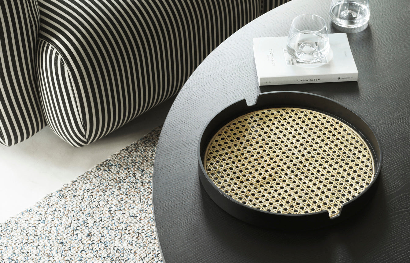 Schwarzes Salonschale mit Rattan