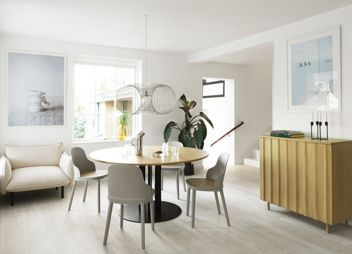 Rundtisch Scala furniert oben mit einer schwarzen Basis