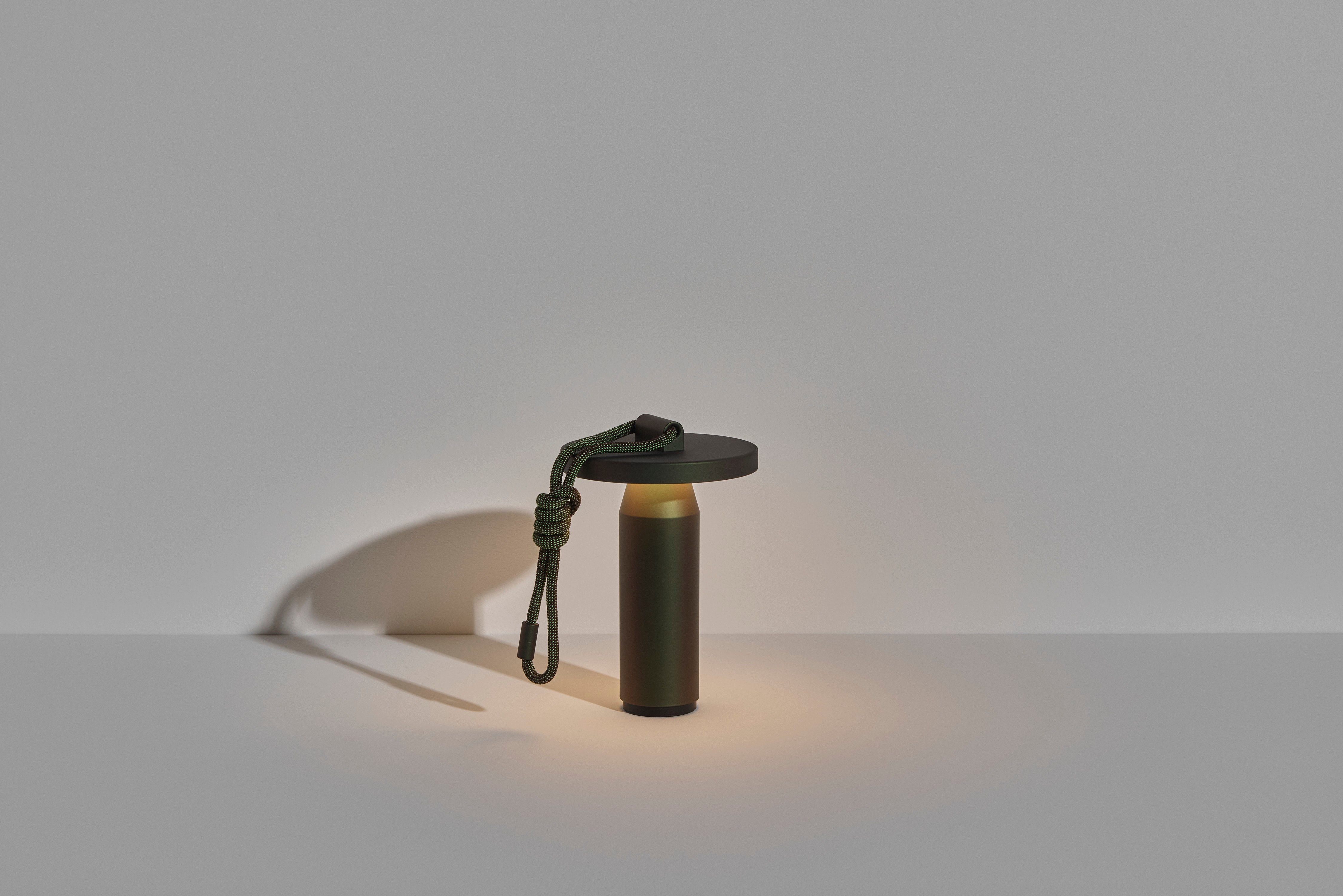 Lampa przenośna QUASAR zielony – Petite Friture