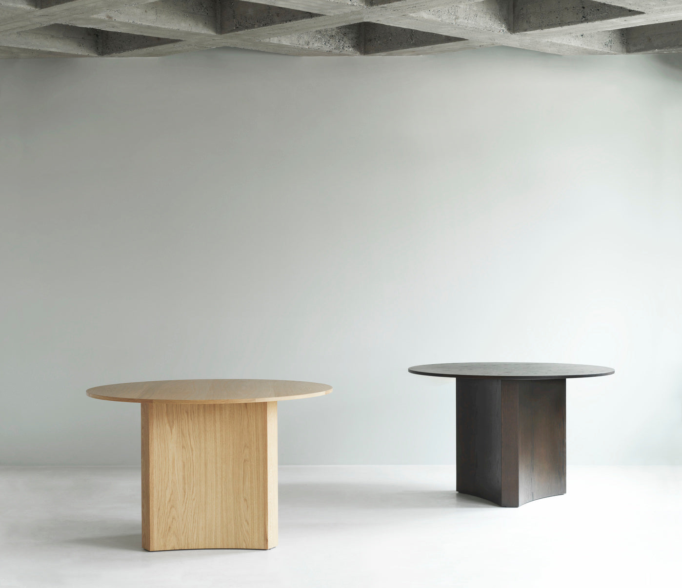 Stół okrągły BUE brązowy fornir dębowy do jadalni – Normann Copenhagen