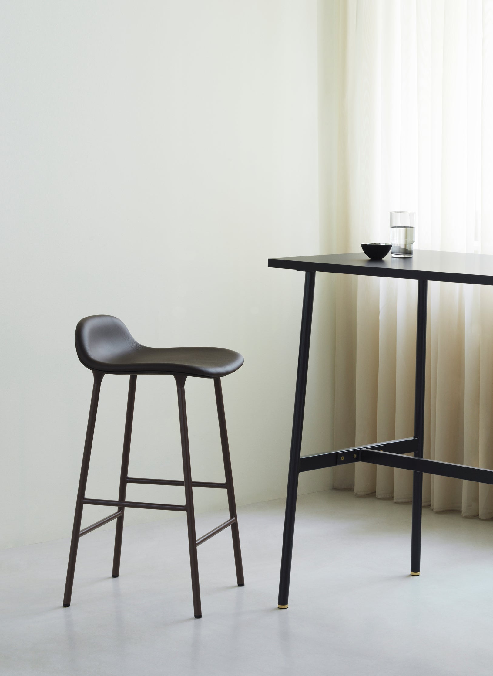 Gestoffeerde hocker FORM met verchroomde basis