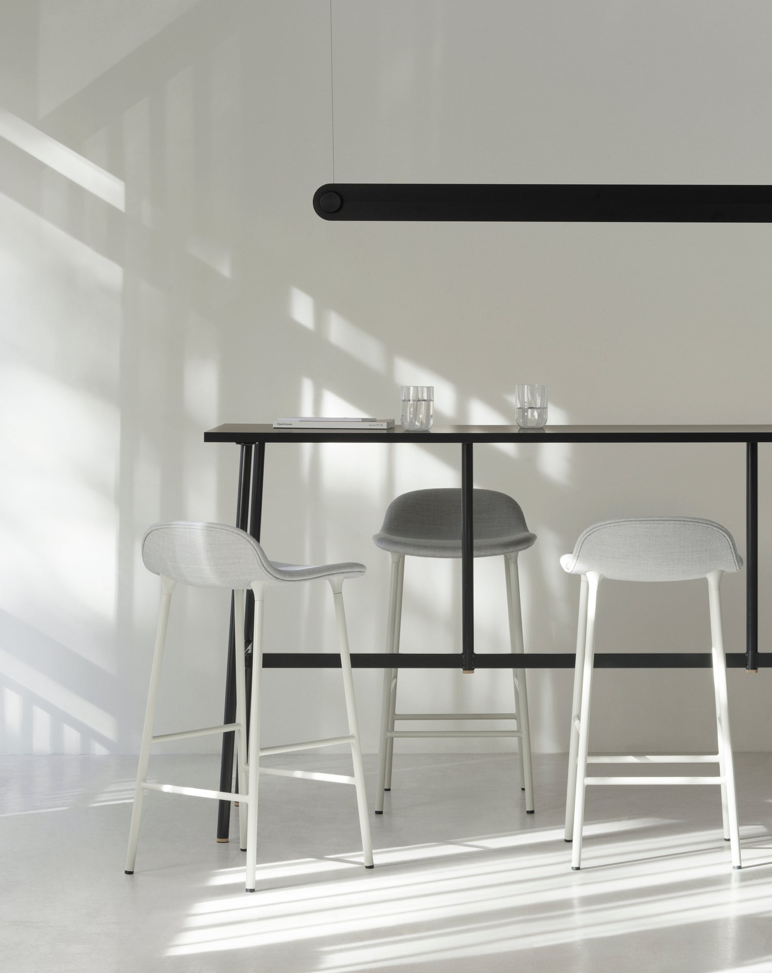 Gestoffeerde hocker FORM met bordeauxkleurige basis