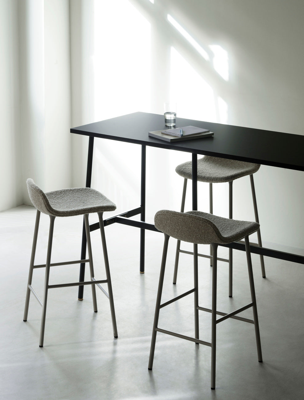 Gestoffeerde hocker FORM met verchroomde basis