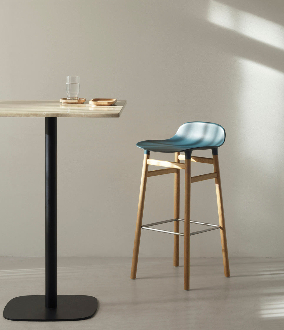 Hocker FORM groen met zwarte eiken basis
