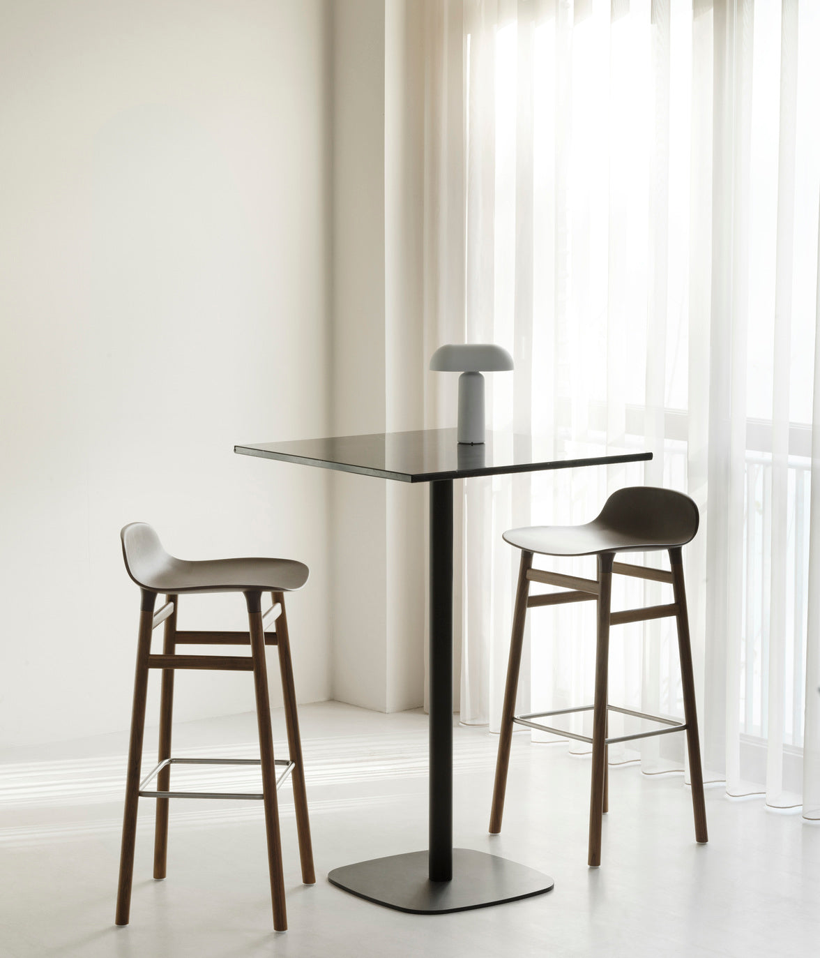 Hocker FORM zeeblauw met zwarte eiken basis