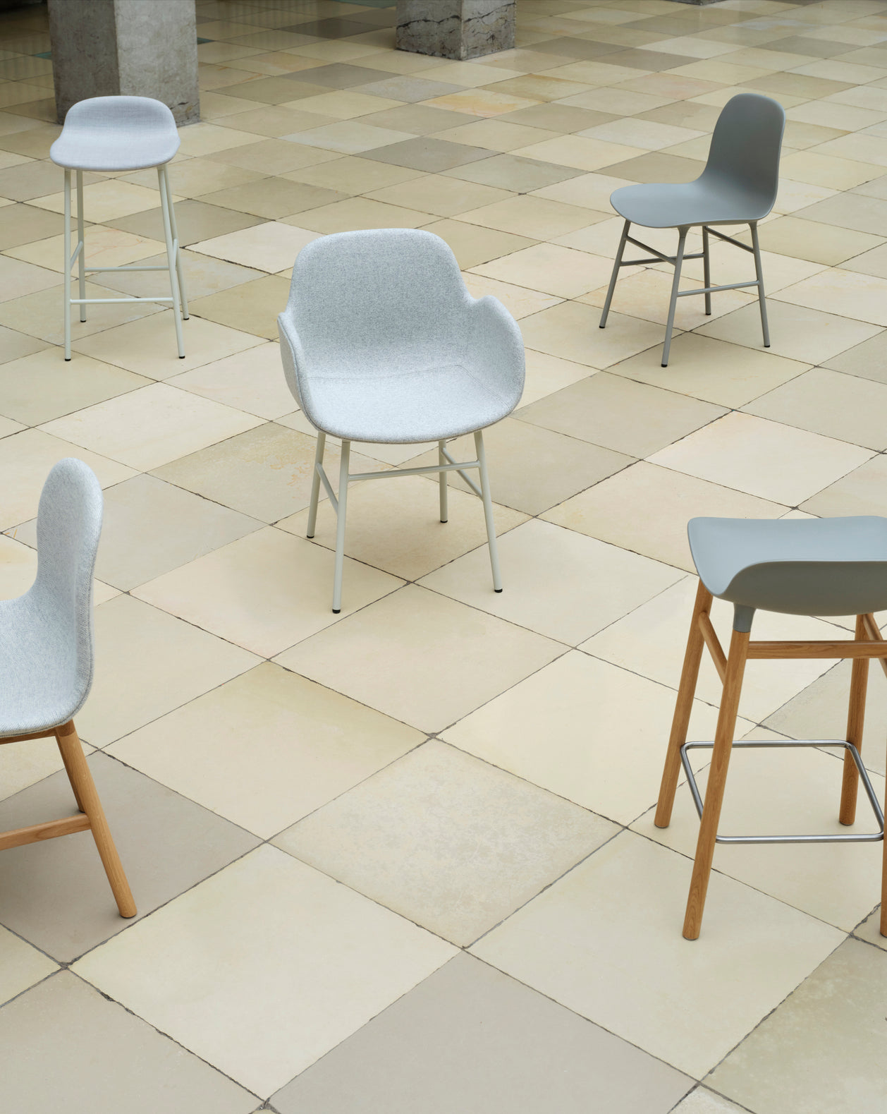 Hocker FORM blauw met zwarte eiken basis