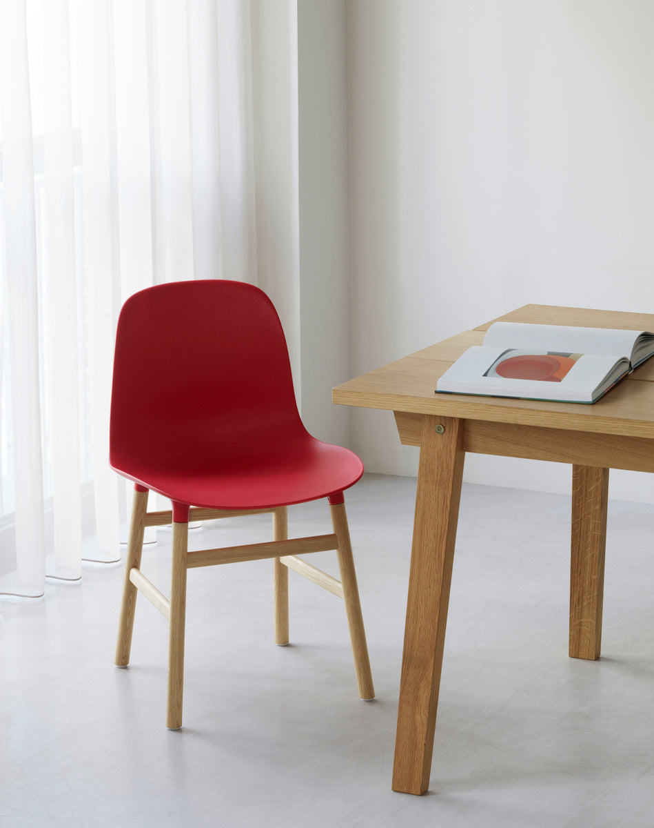 Stoel FORM bordeaux met eiken basis