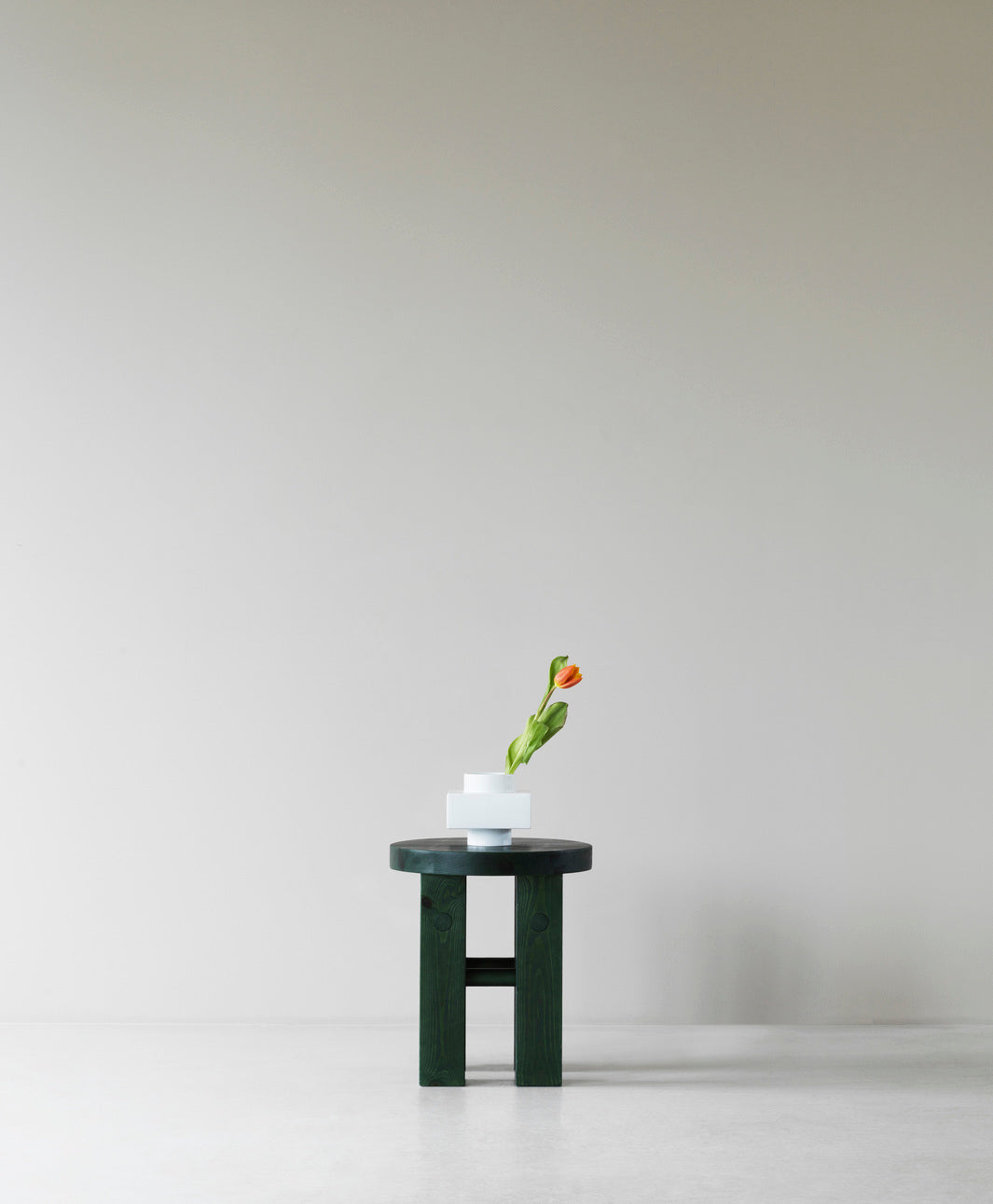 Stołek FYR ciemnozielony do kuchni – Normann Copenhagen