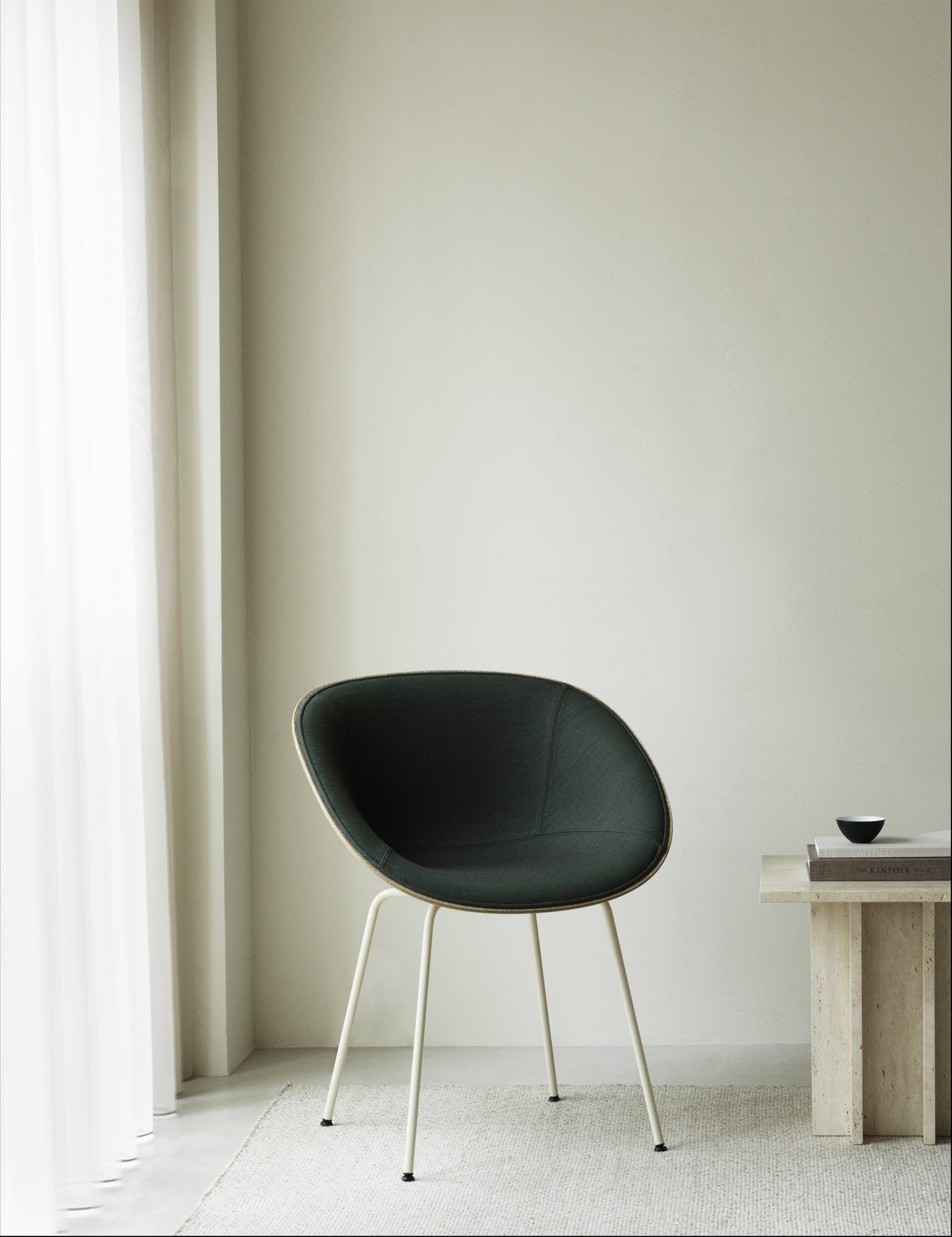 Gestoffeerde MAT stoel met een crèmekleurige basis