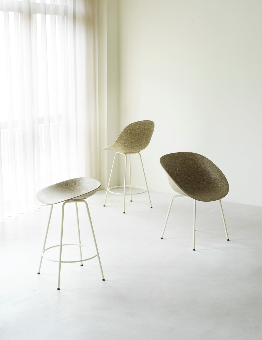 Gestoffeerde barkruk met rugleuning MAT met zwarte basis