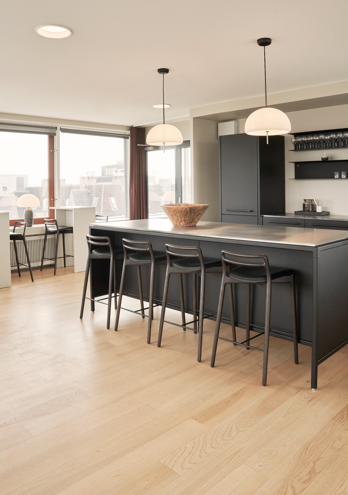 Hocker CABIN zwart leer met een donkere eiken basis