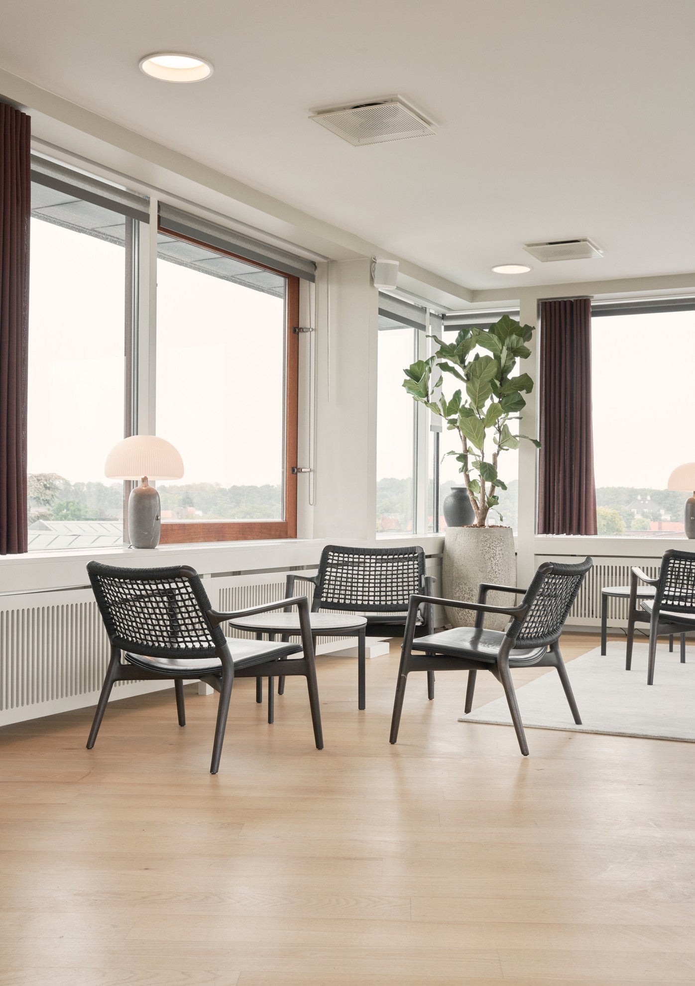 Fauteuil CABIN zwart leer met donkere eiken basis
