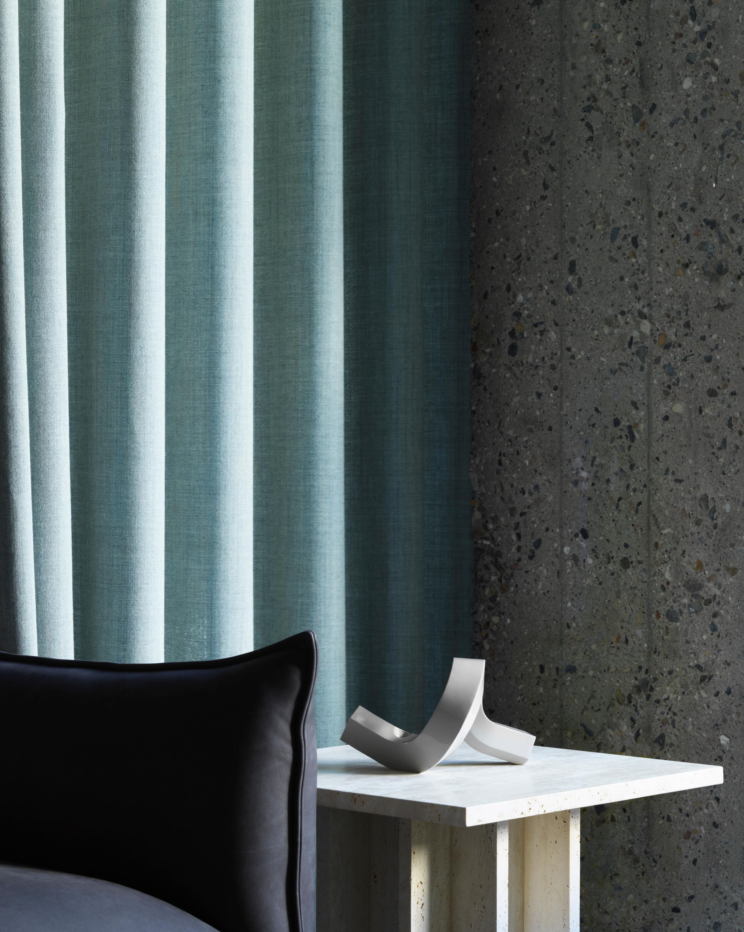 Świecznik CROOKED ONE ciepły szary