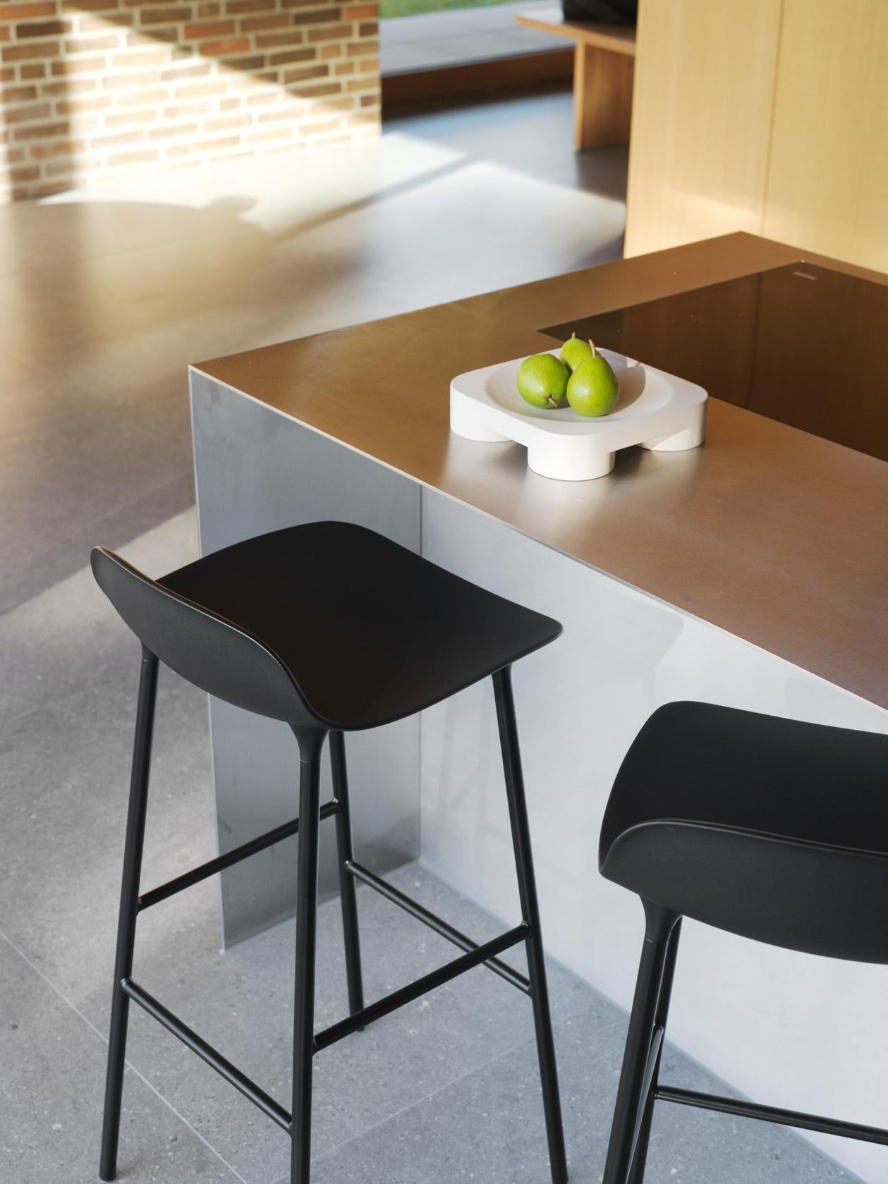 Hocker Formgrau mit einer goldenen Basis