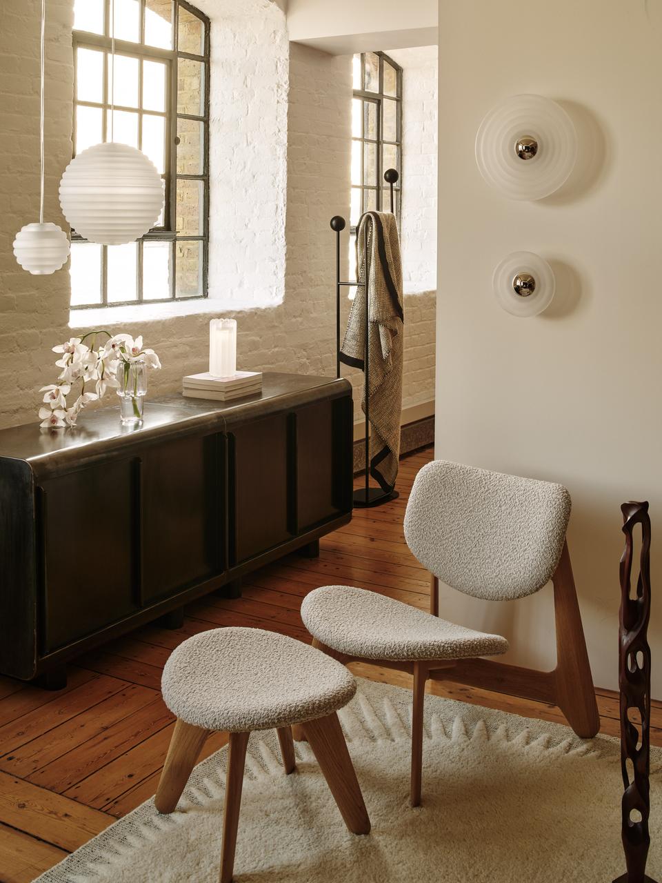 Fotel SLAB beżowy boucle z dębową podstawą