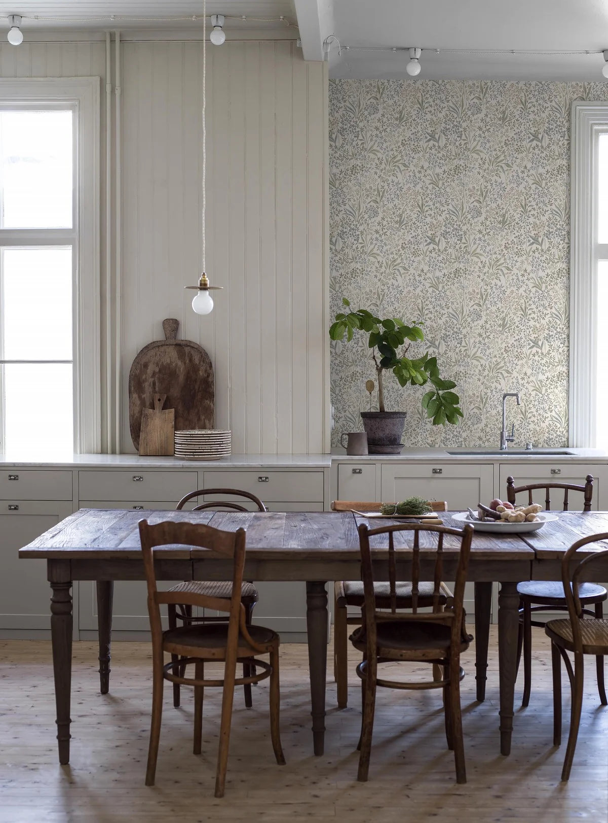 Vlies-Tapete mit pflanzlichem Muster NOCTURNE beige mit grün