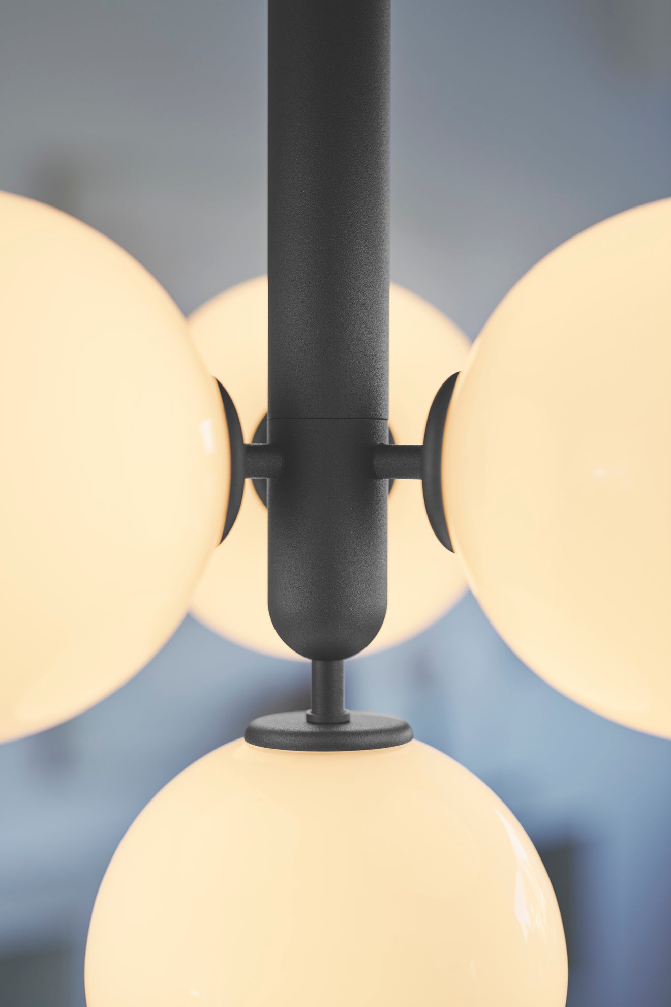 Lampa wisząca MIIRA 4 grafitowy z opalowym szkłem – Nuura