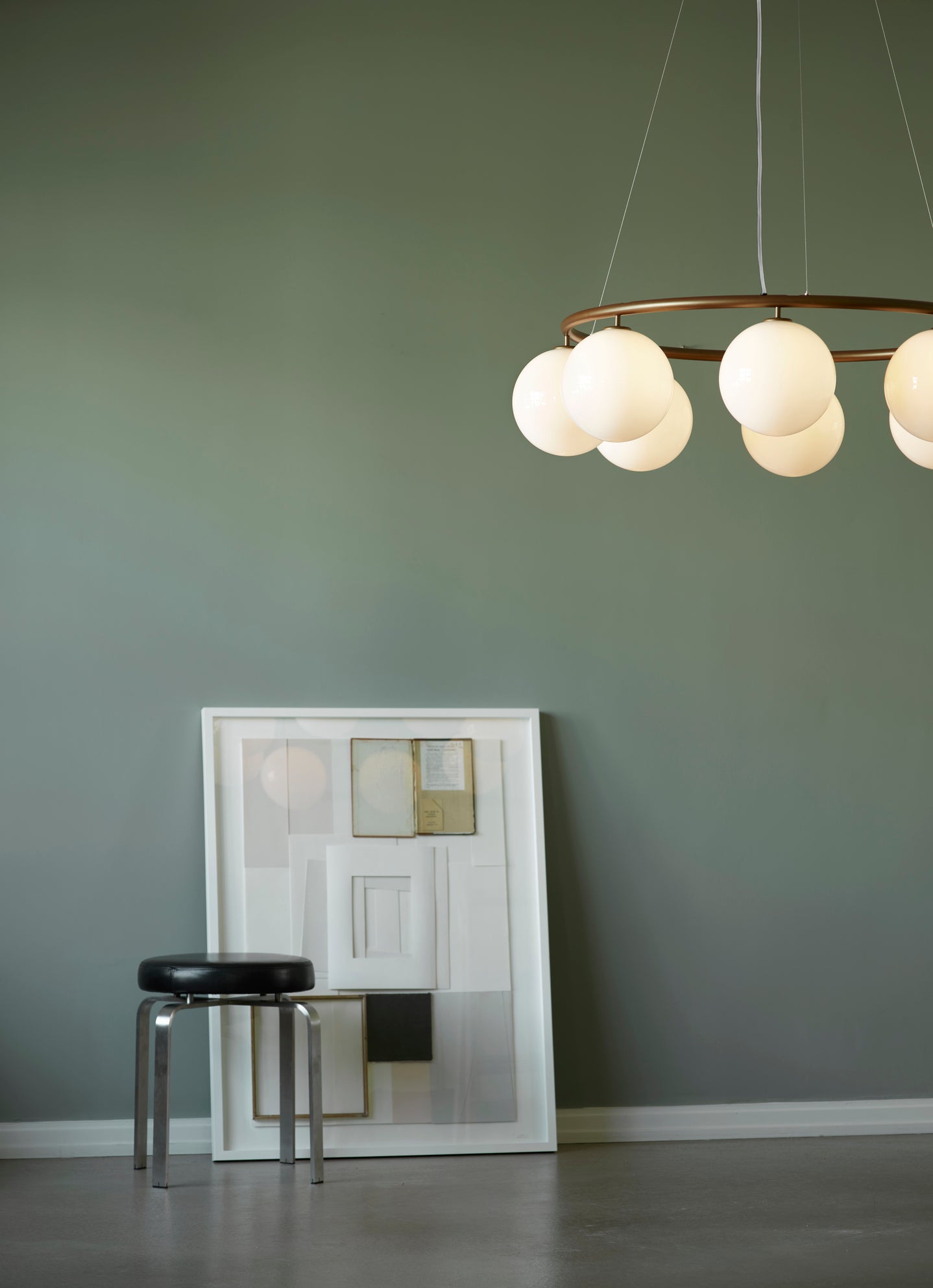 Lampa wisząca MIIRA 8 CIRCULAR ciemnobrązowy z opalowym szkłem – Nuura