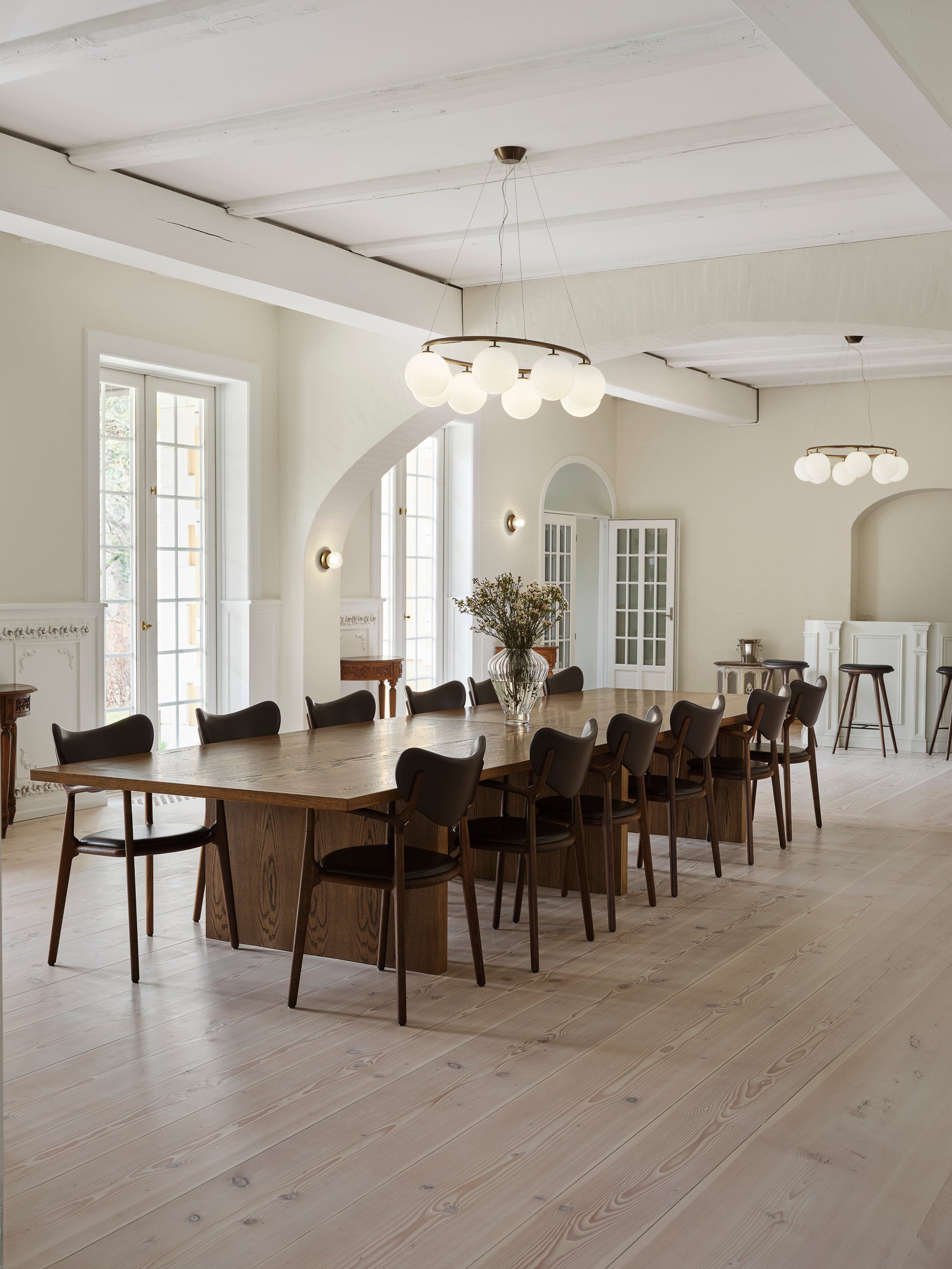 Hanglamp MIIRA 8 OVAL donkerbruin met opaalglas