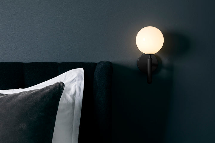 Lampa ścienna MIIRA grafitowy z opalowym szkłem – Nuura