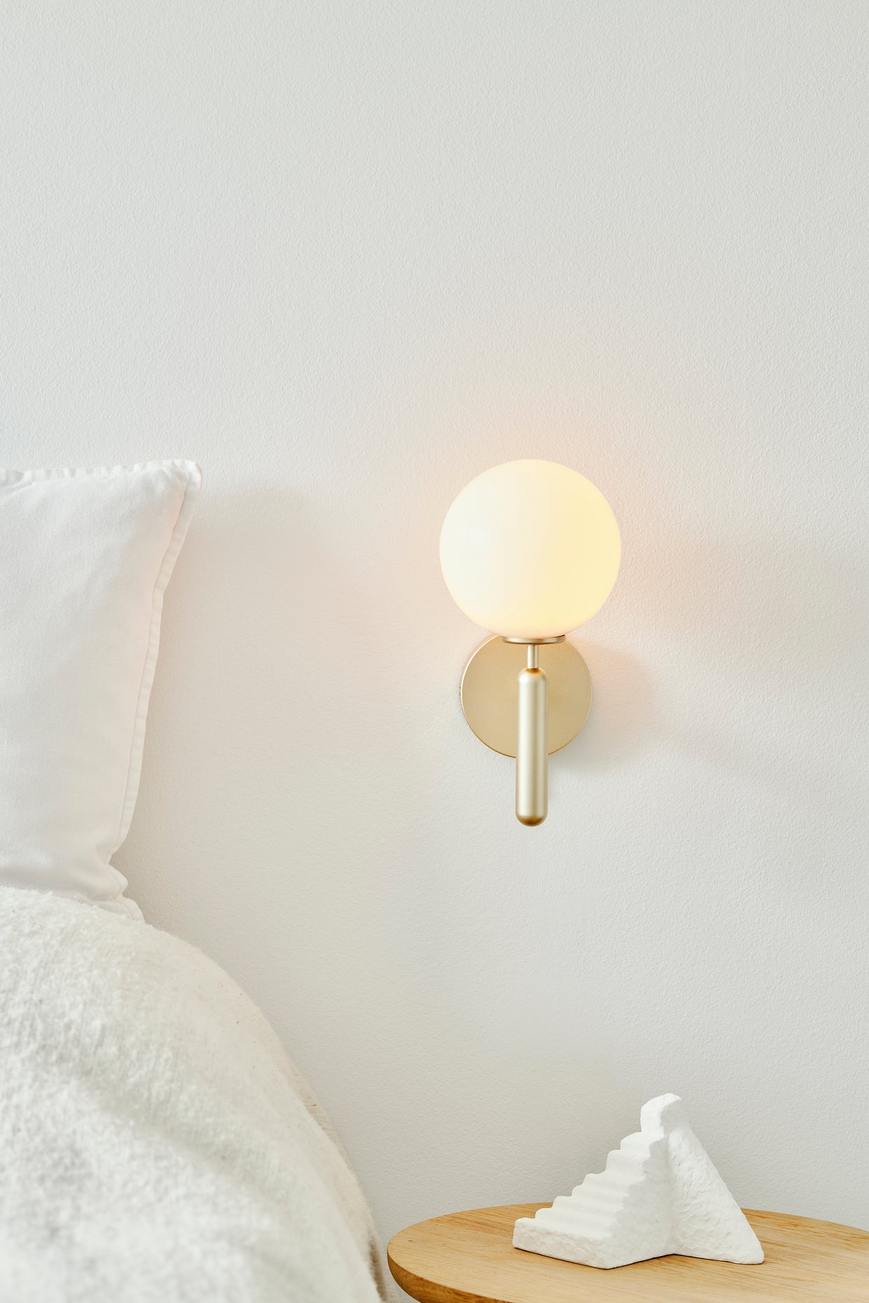 Wandleuchte MIIRA aus Messing mit opalem Glas