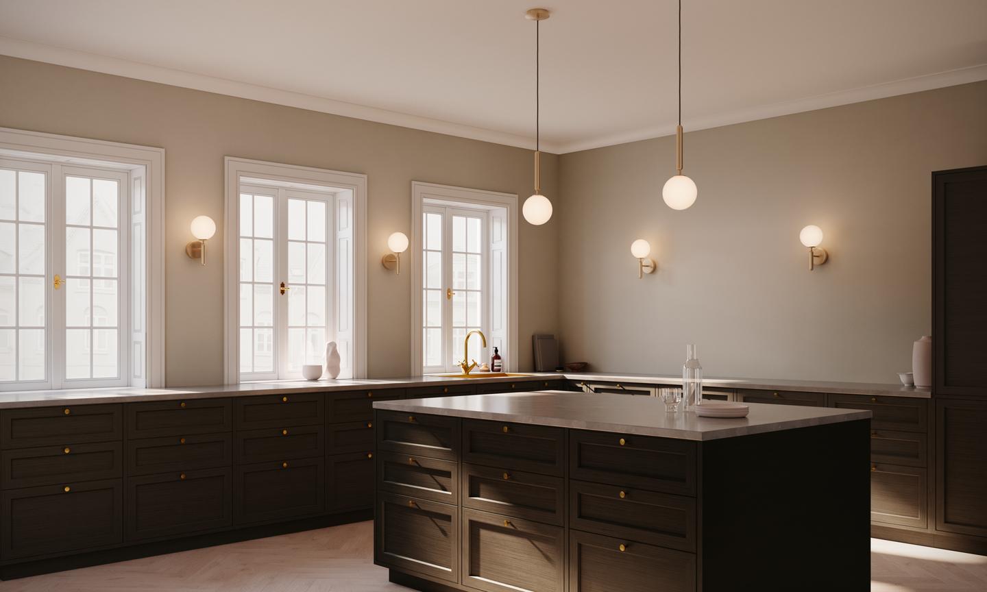 Wandleuchte MIIRA aus Messing mit opalem Glas