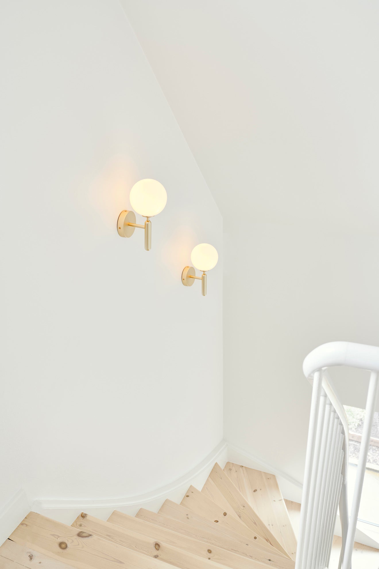 Wandleuchte MIIRA aus Messing mit opalem Glas