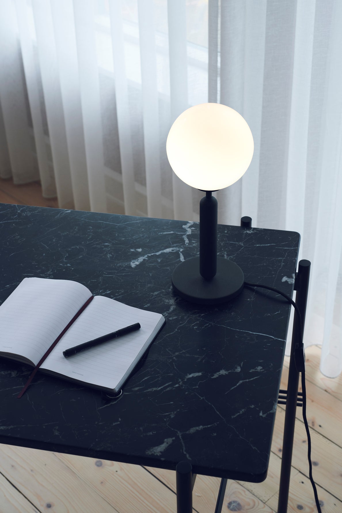 Tafellamp MIIRA grafiet met opaalglas