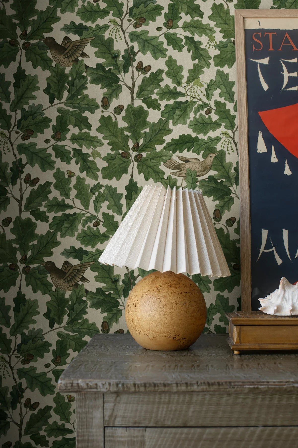 Behang met een plantmotief van bladeren en vogels IN THE OAK groen met wit