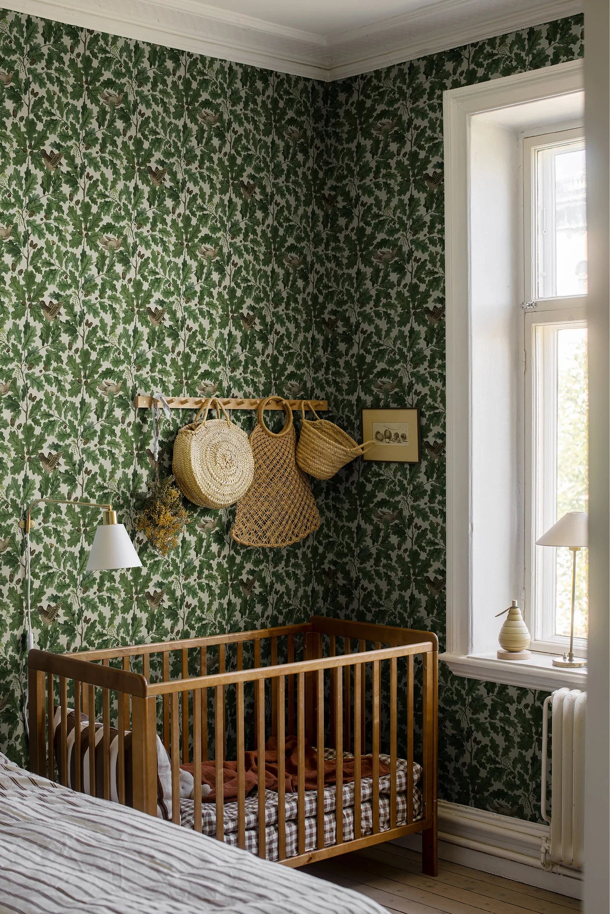 Behang met een plantmotief van bladeren en vogels IN THE OAK groen met wit