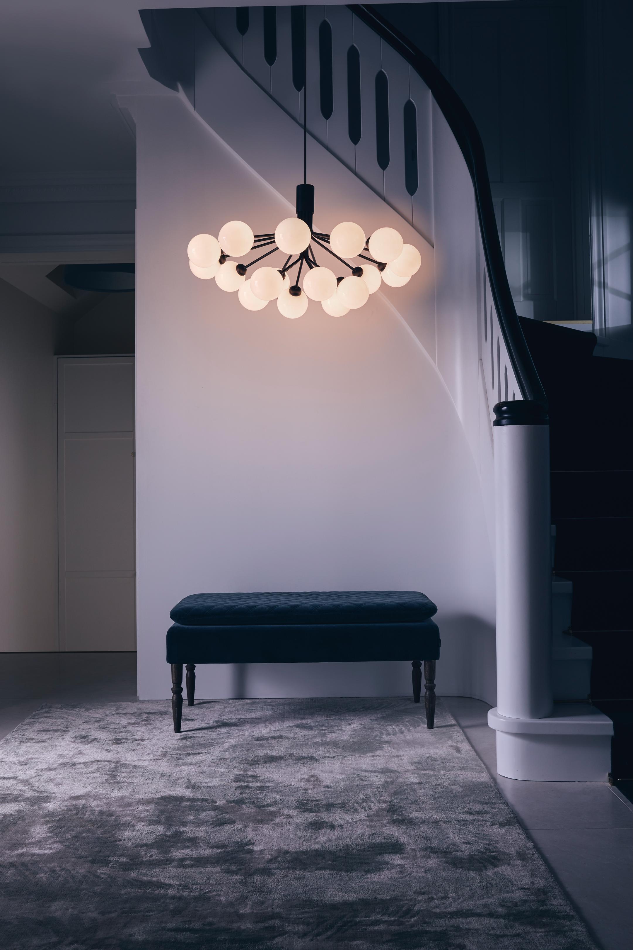 Kroonluchter APIALES 18 zwart met opaalglas