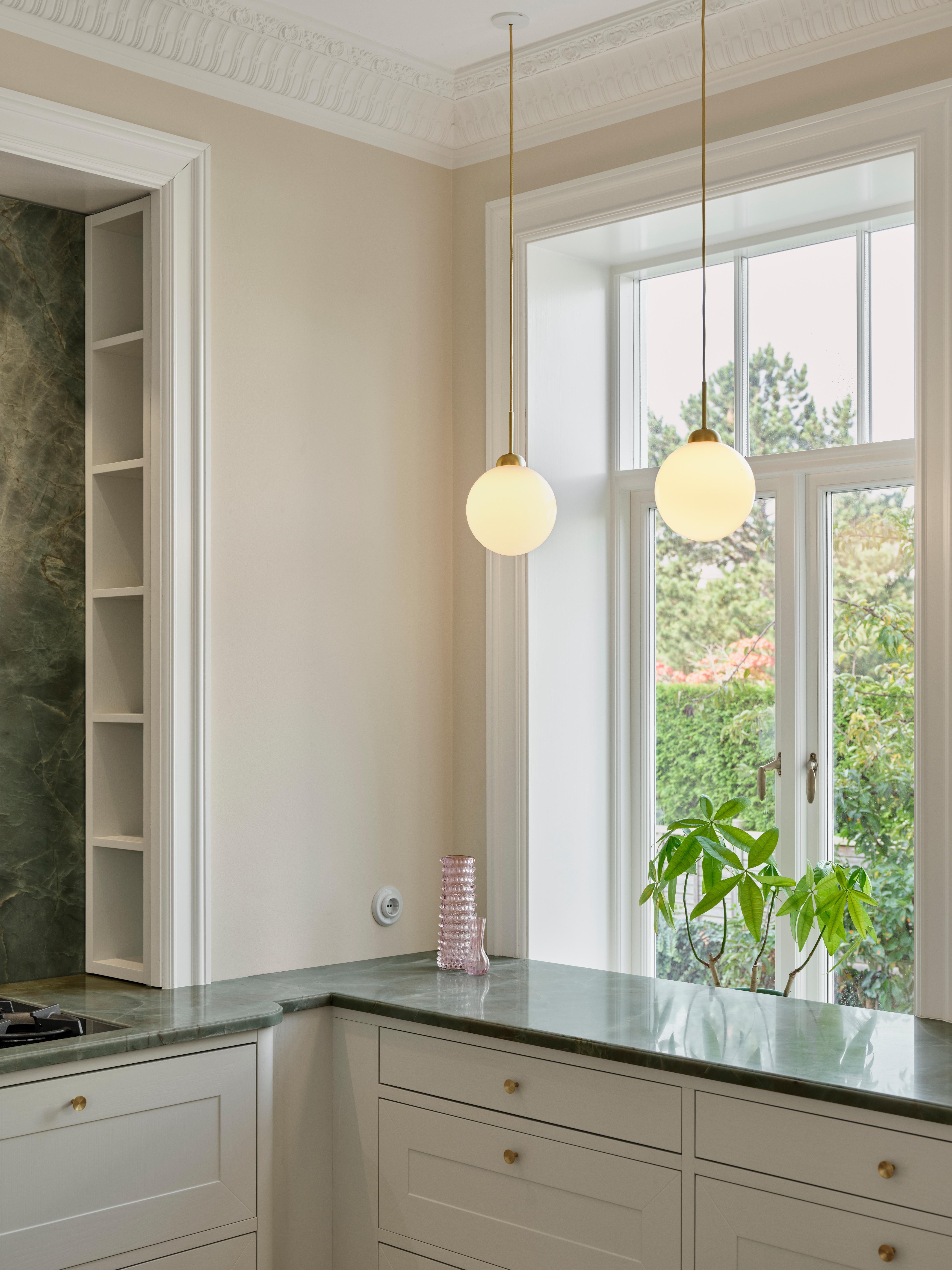 Hanglamp APIALES messing met opaalglas [Antonina] [Amelia spr]