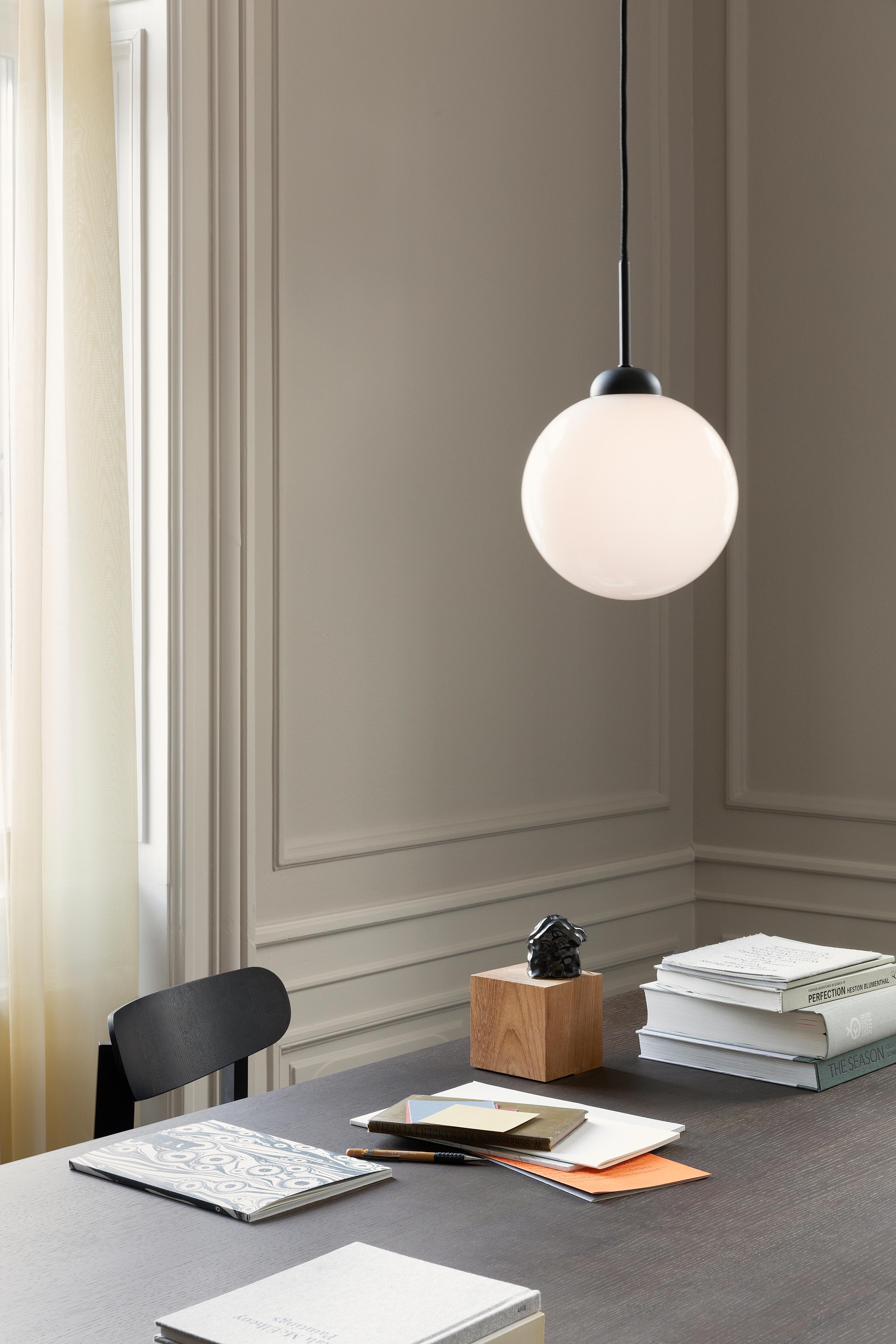 Hanglamp APIALES zwart met opaalglas