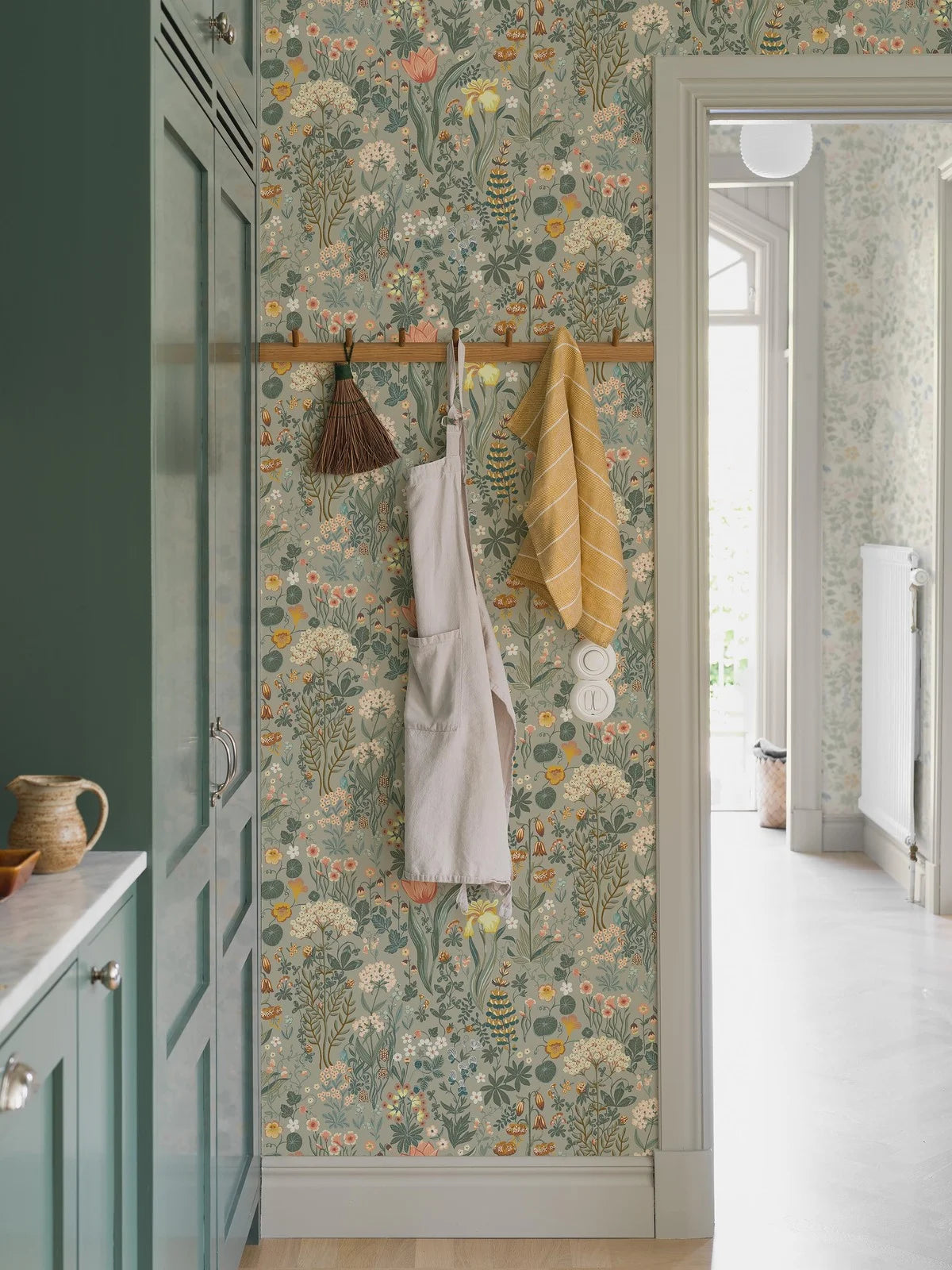 Behang met een bloemenpatroon BLOMSTERHAV grijs met groen