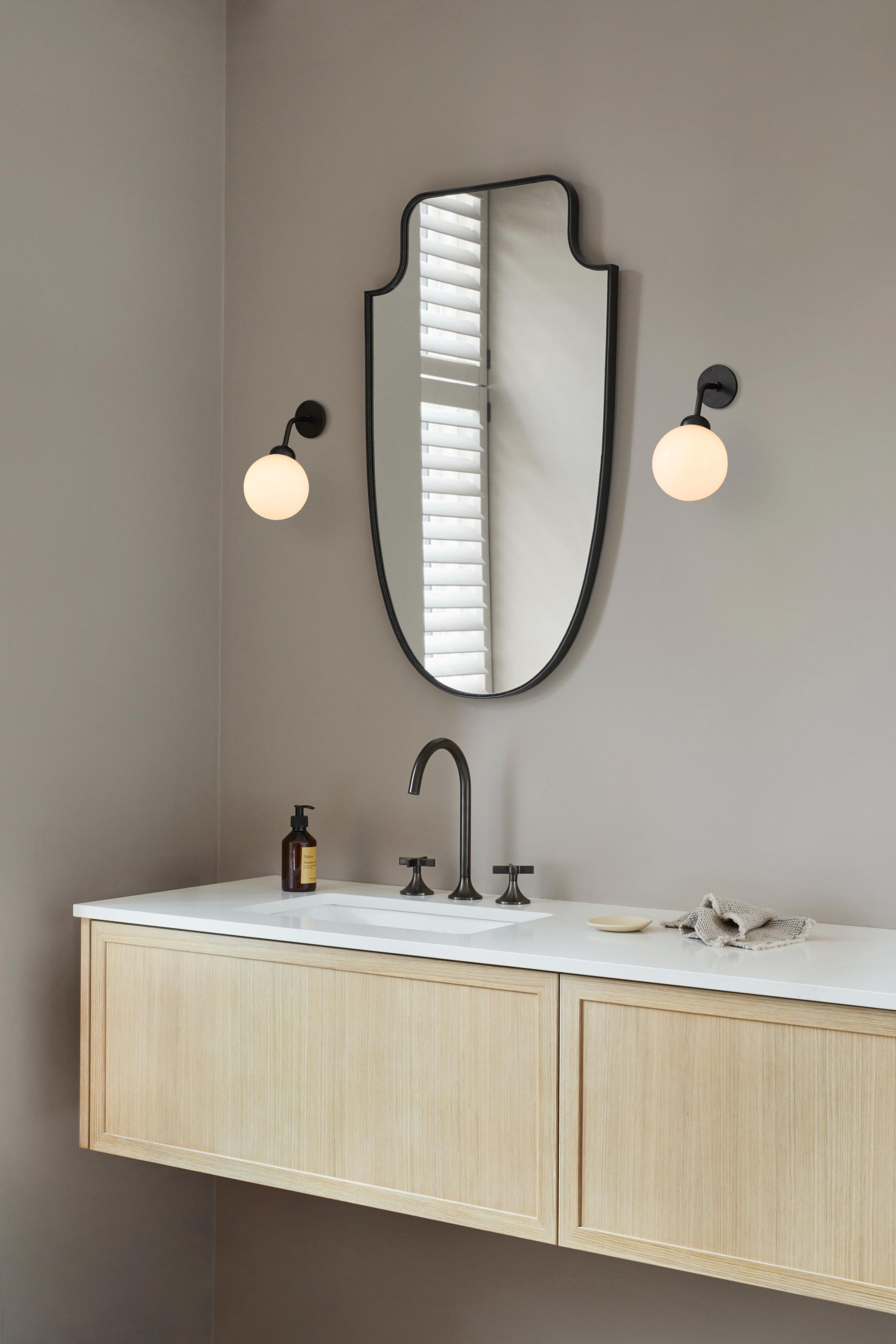 Wandleuchte APIALES schwarz mit opalem Glas