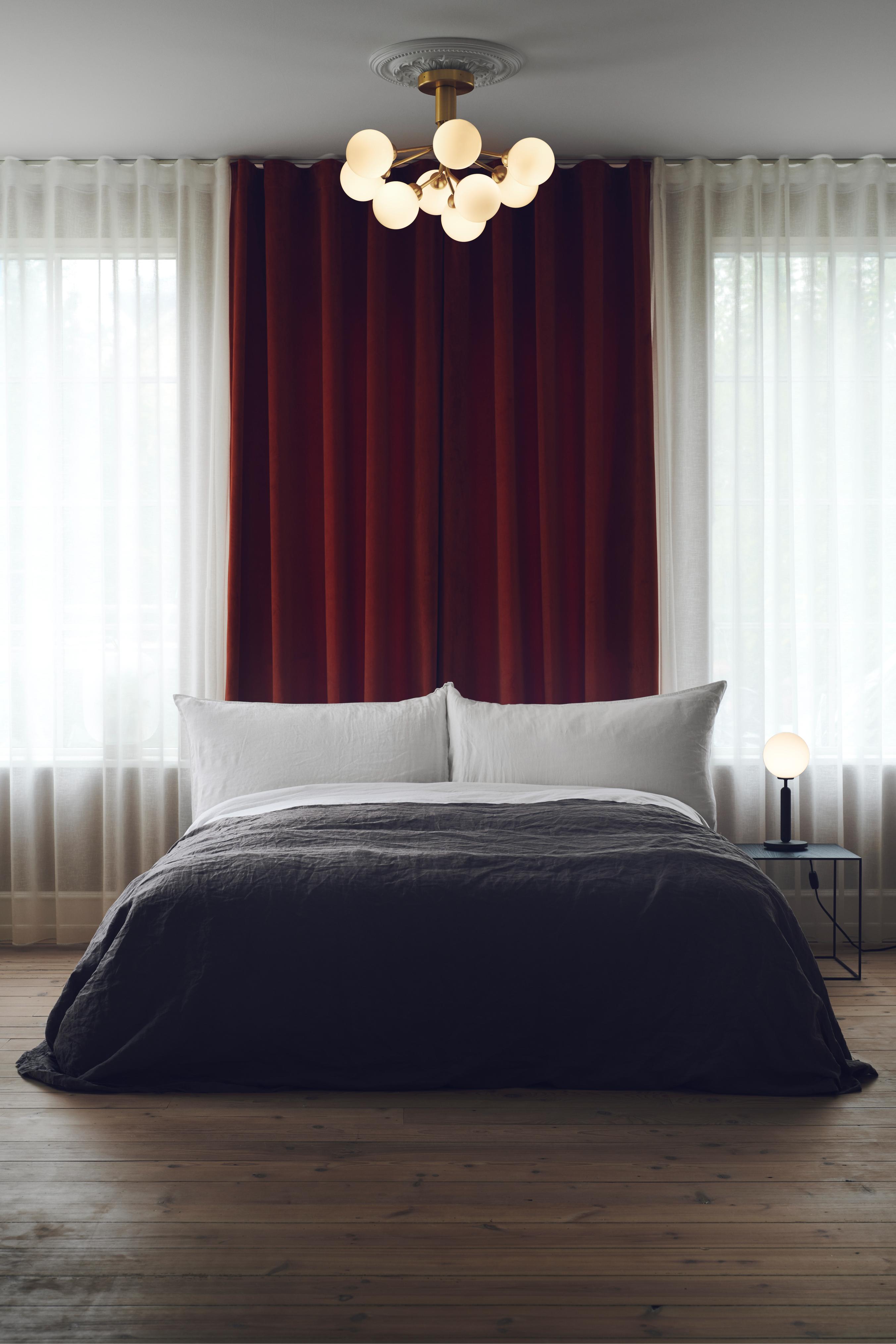 Deckenleuchte APIALES 9 Messing mit opalem Glas