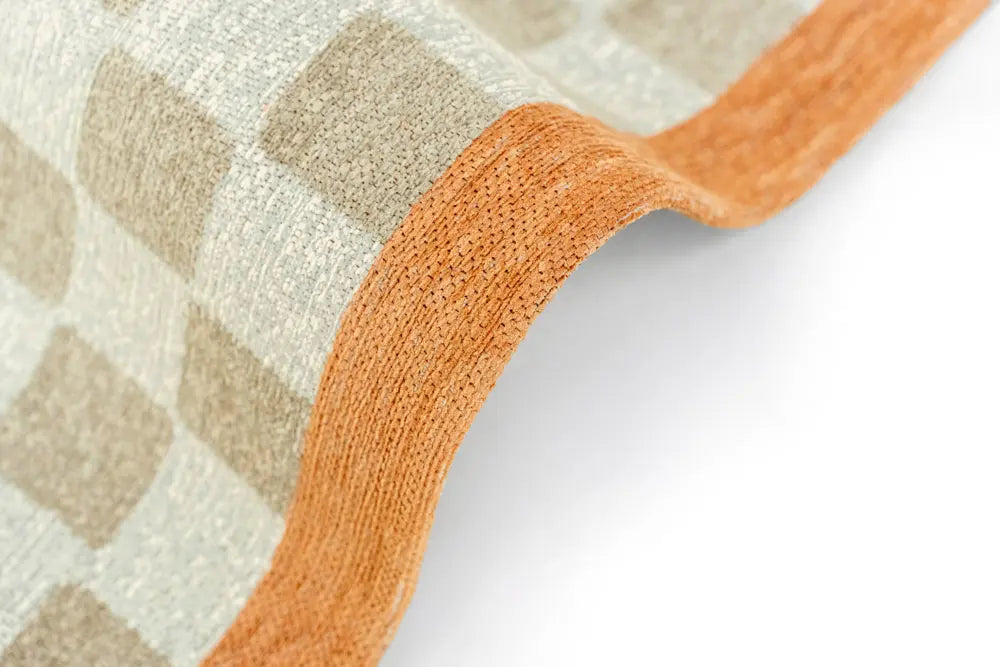 Vloerkleed CHESS GREYHOUND beige met wit en oranje