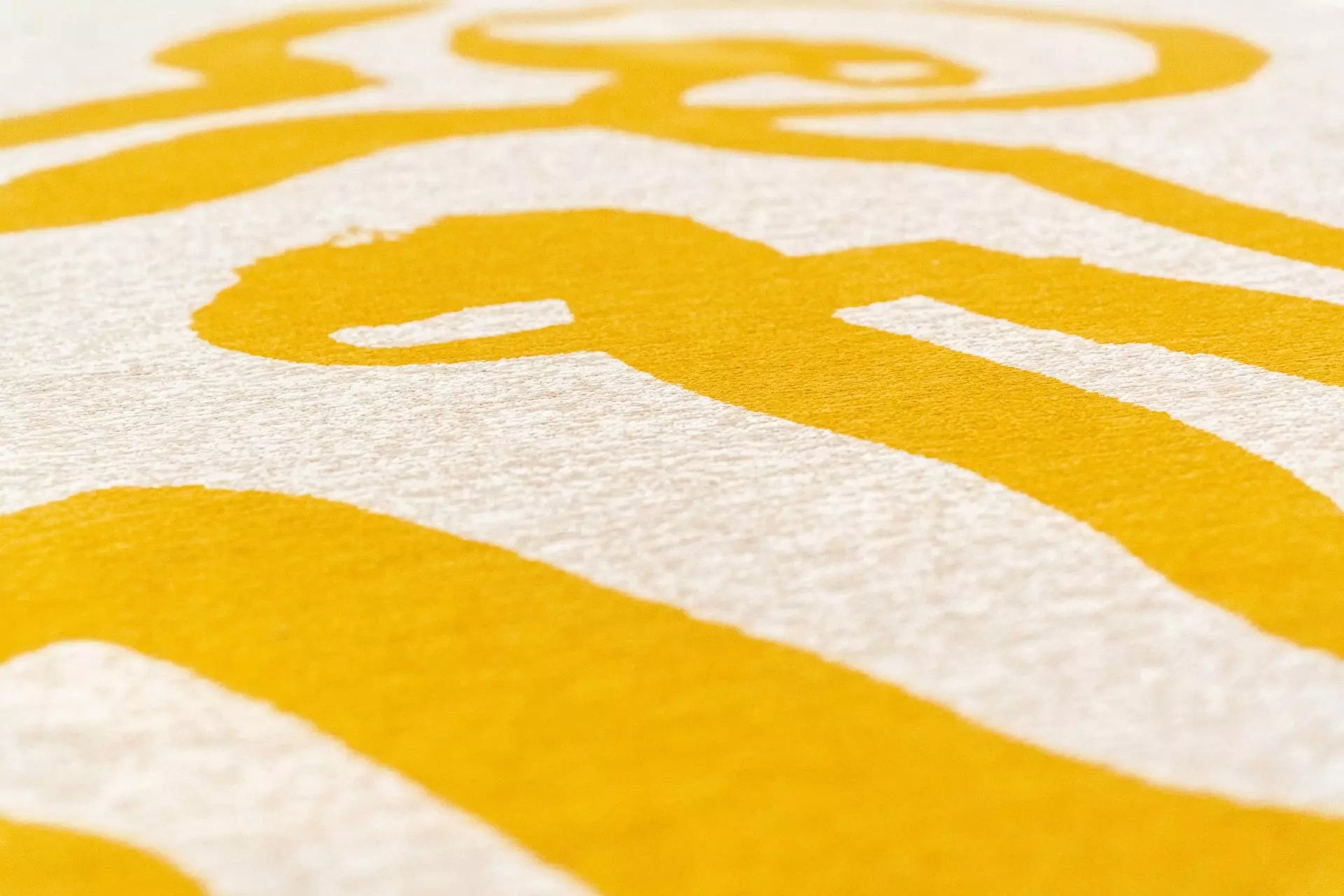 Round RIBBON rug in white with yellow