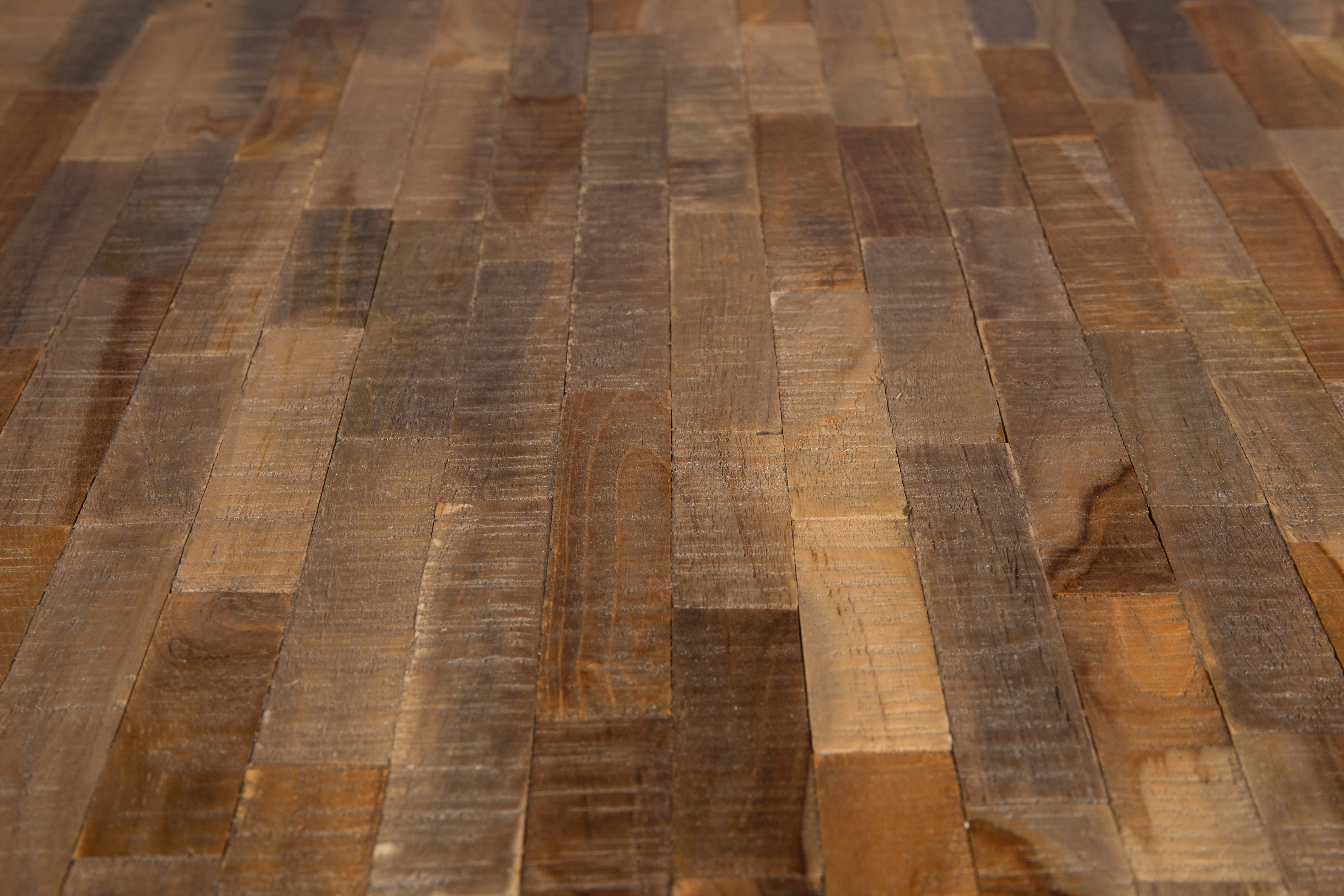 Runder Tisch Mo Teka Holz mit einer schwarzen Basis