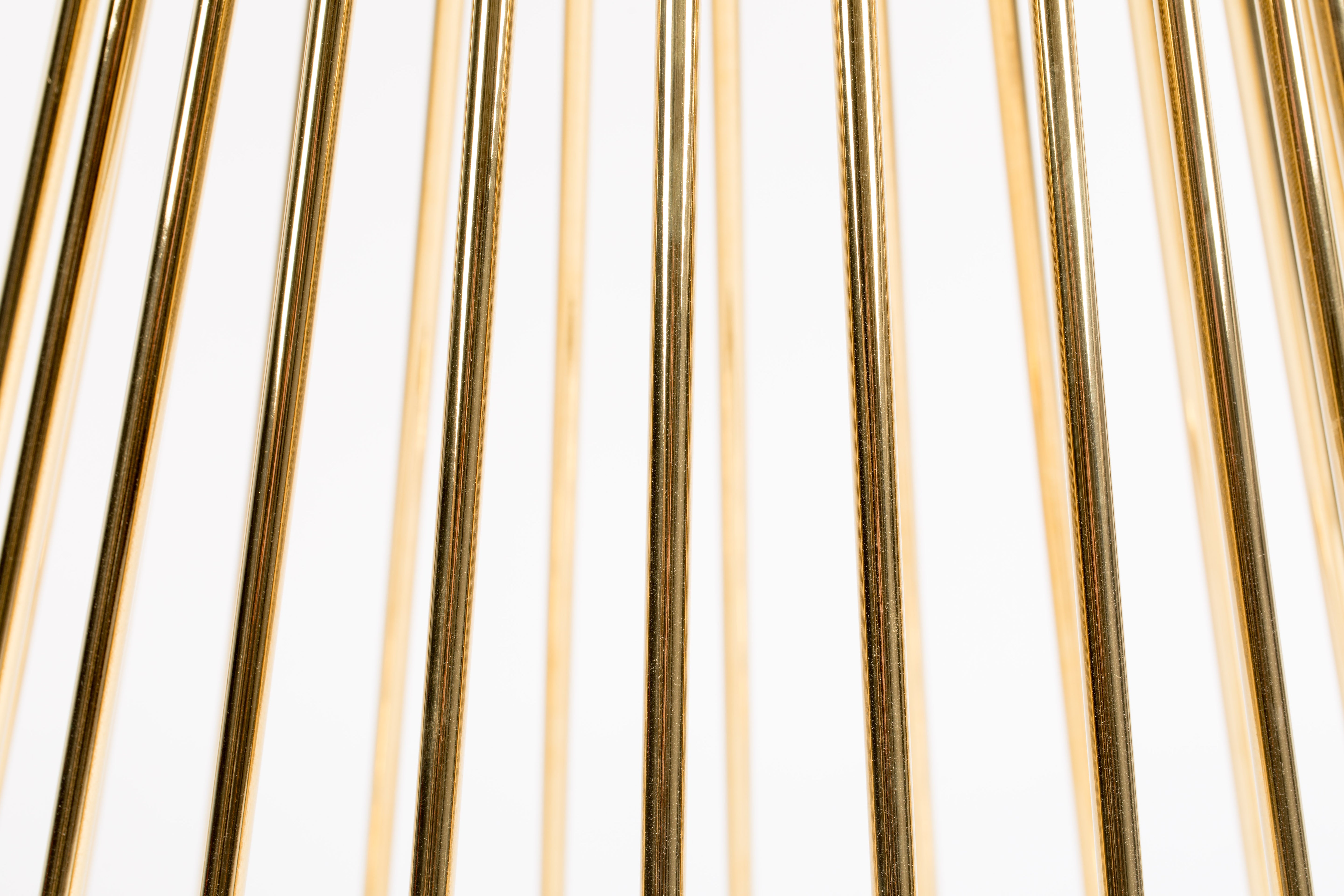 Runder Tisch FLORIS mit schwarzem Glas und goldenem Fuß