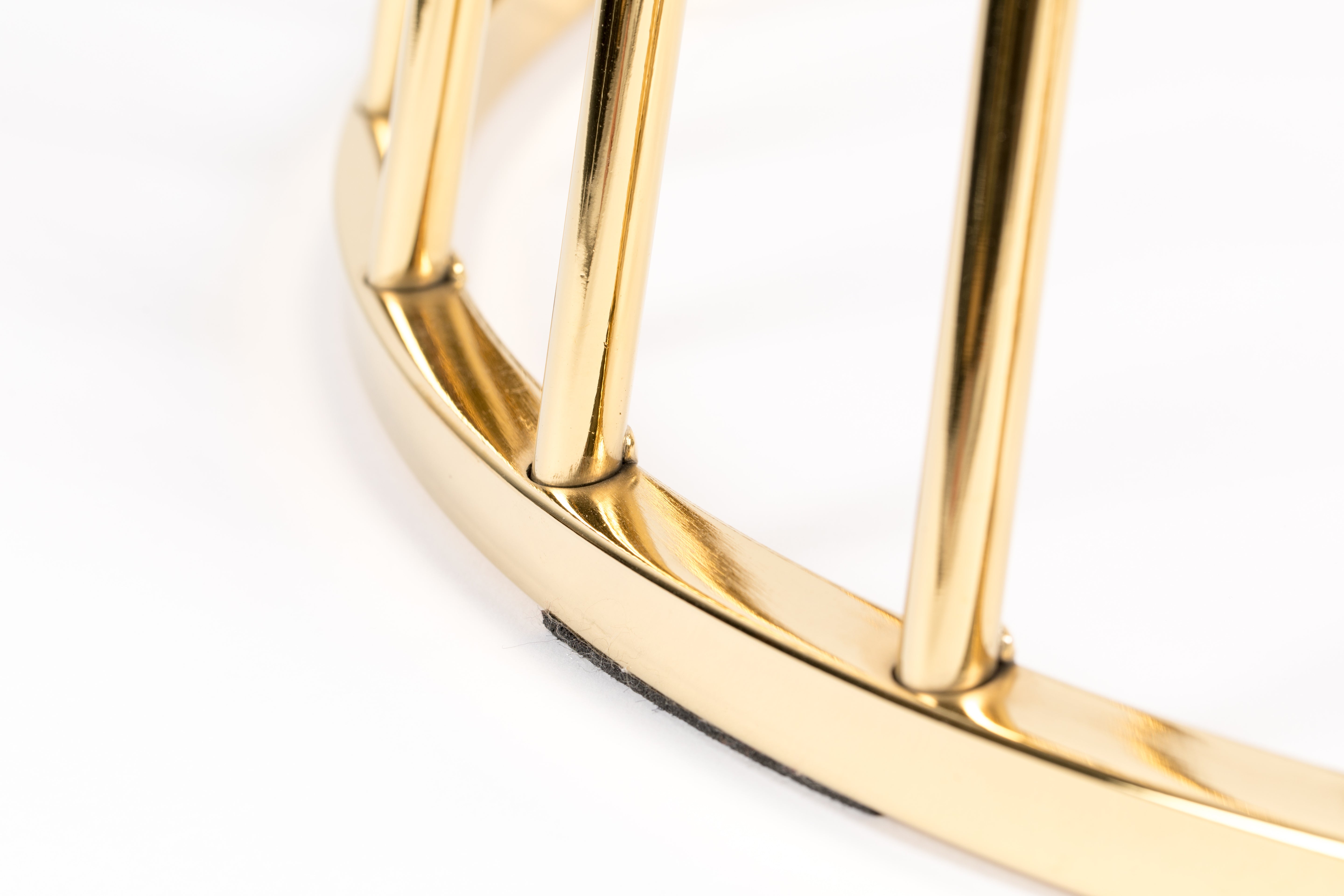 Runder Tisch FLORIS mit schwarzem Glas und goldenem Fuß