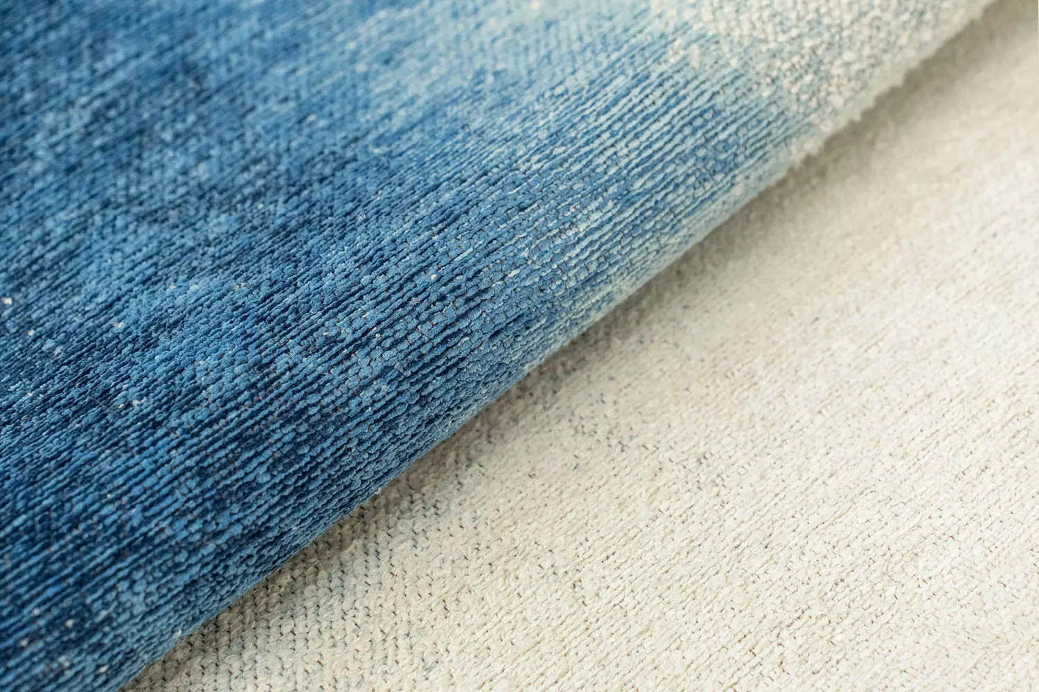 Vloerkleed DROP wit met blauw