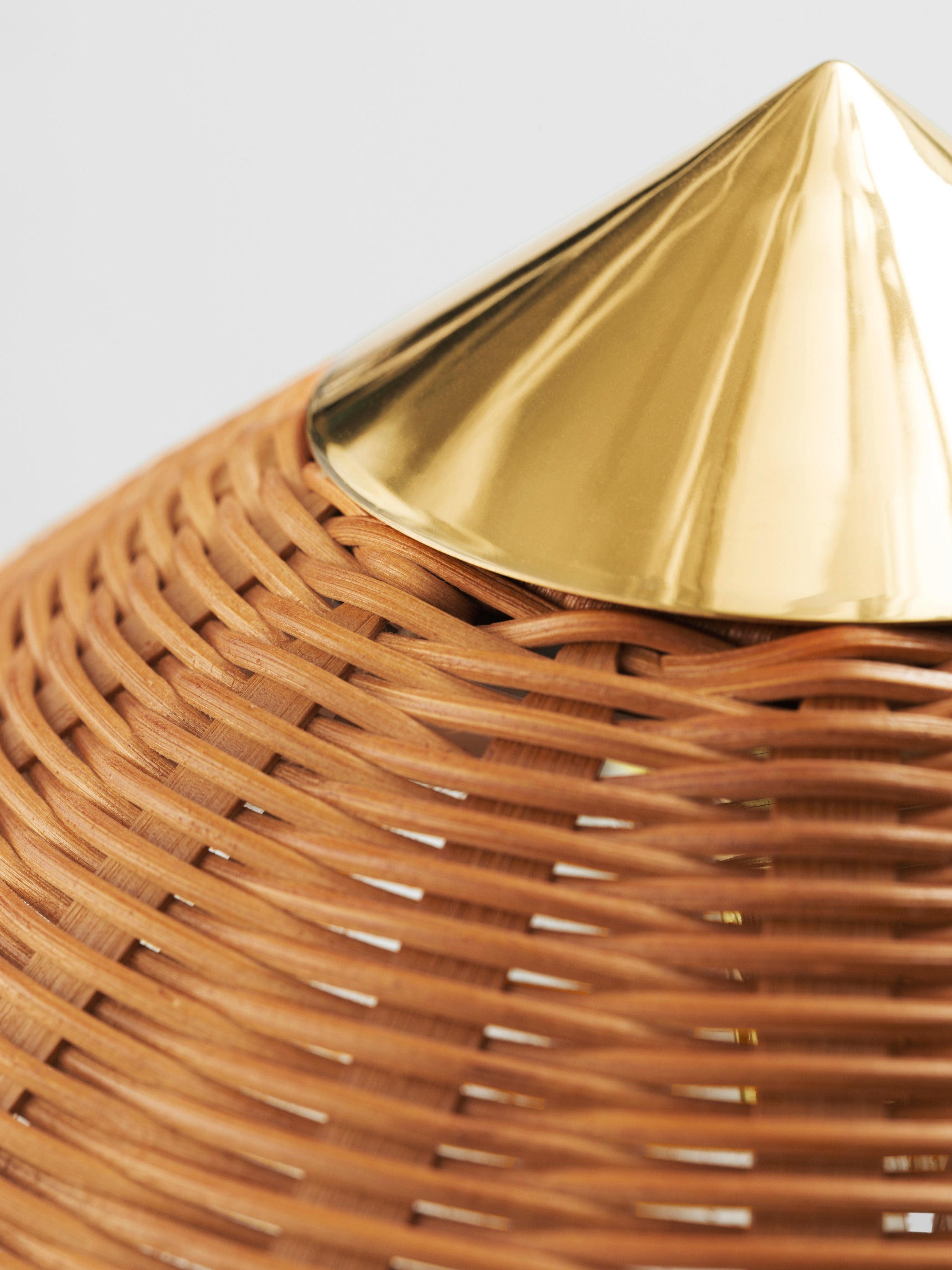 Stehlampe 9602 Messing mit einem Lampenschirm aus Rattan