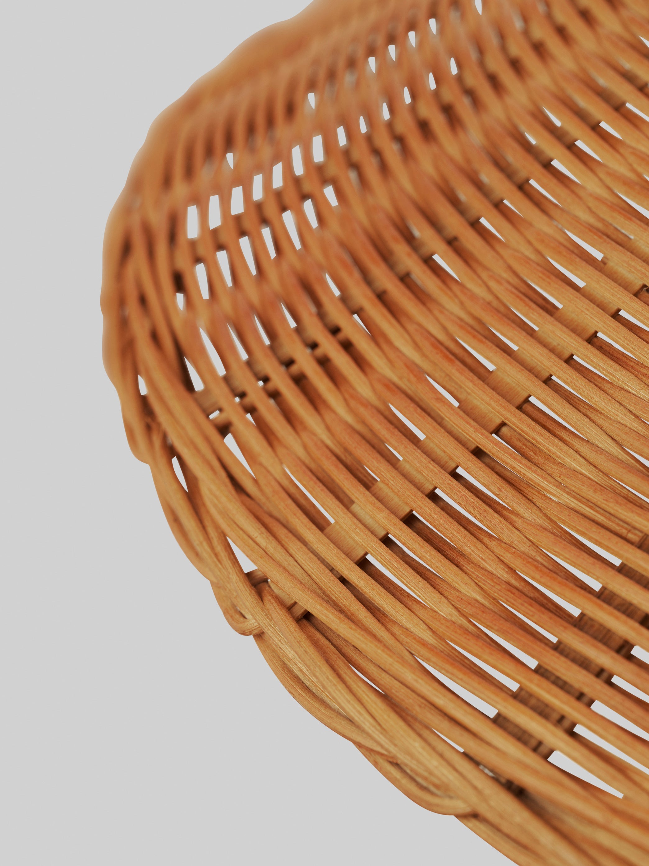 Stehlampe 9602 Messing mit einem Lampenschirm aus Rattan