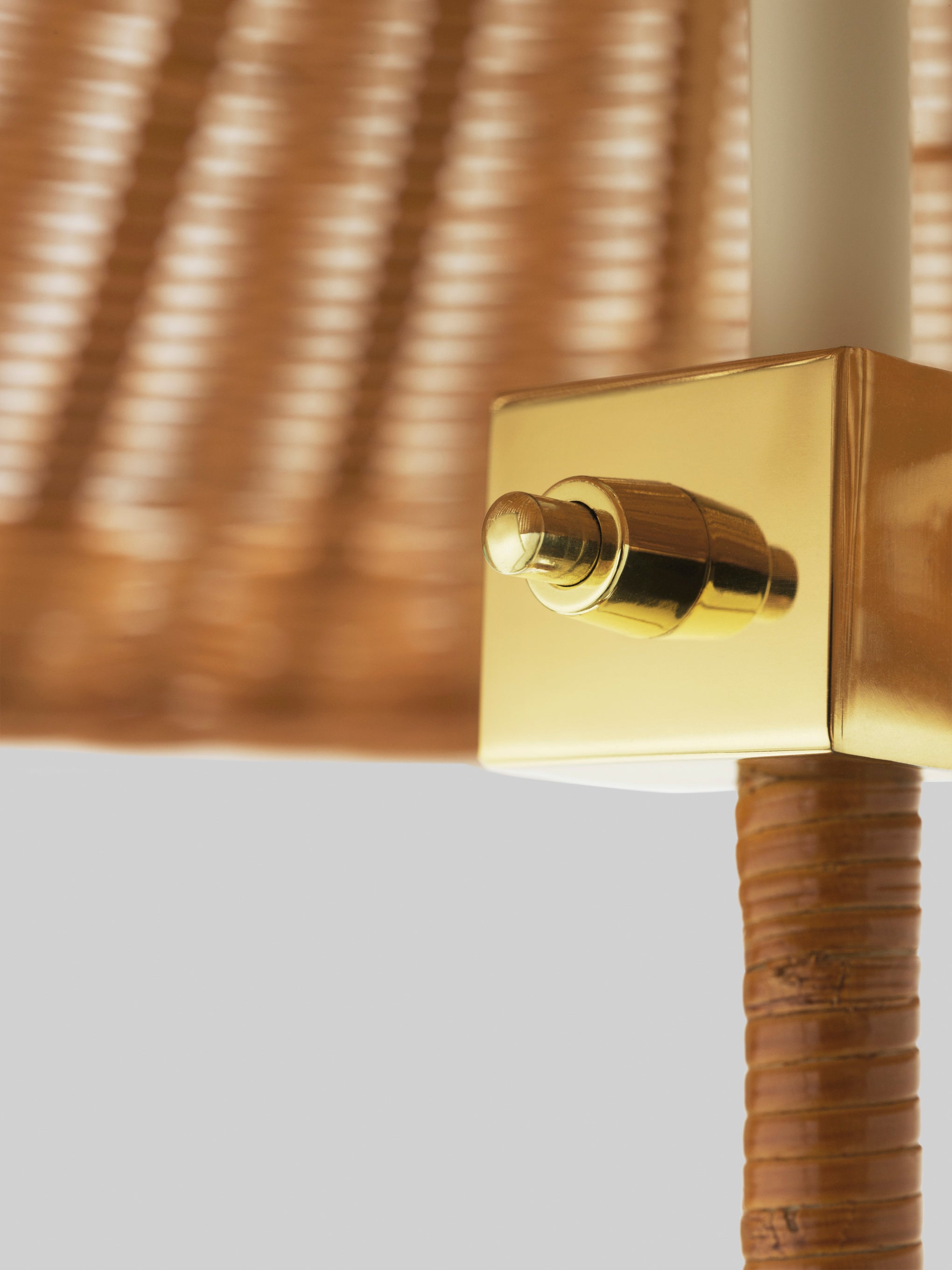 Stehlampe 9602 Messing mit einem Lampenschirm aus Rattan